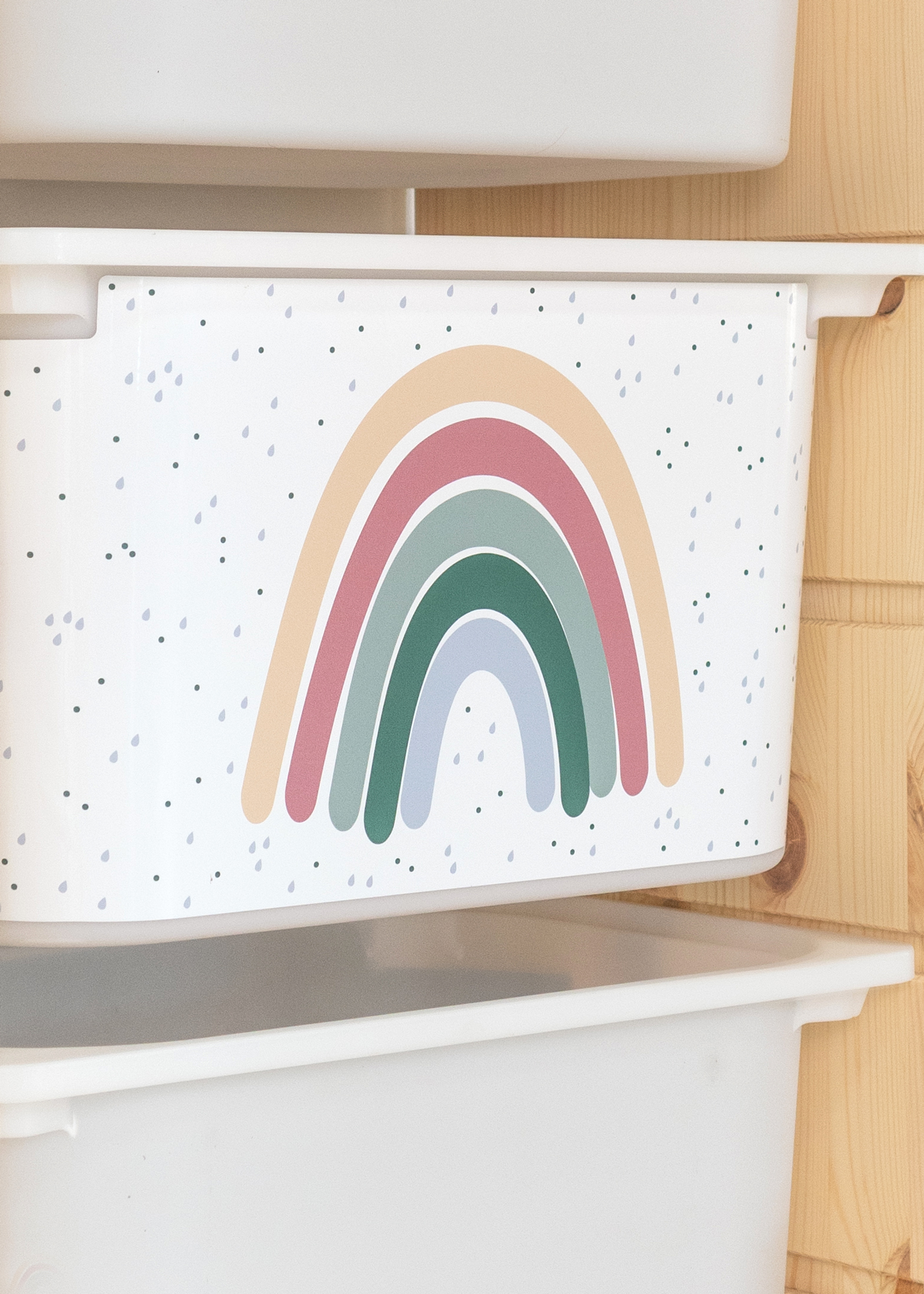 Kinder-Aufbewahrungsbox mit Regenbogen im TROFAST Regal Aufbewahrungsbox im IKEA TROFAST Regal, dekoriert mit einem großen bunten Regenbogen für das Kinderzimmer.