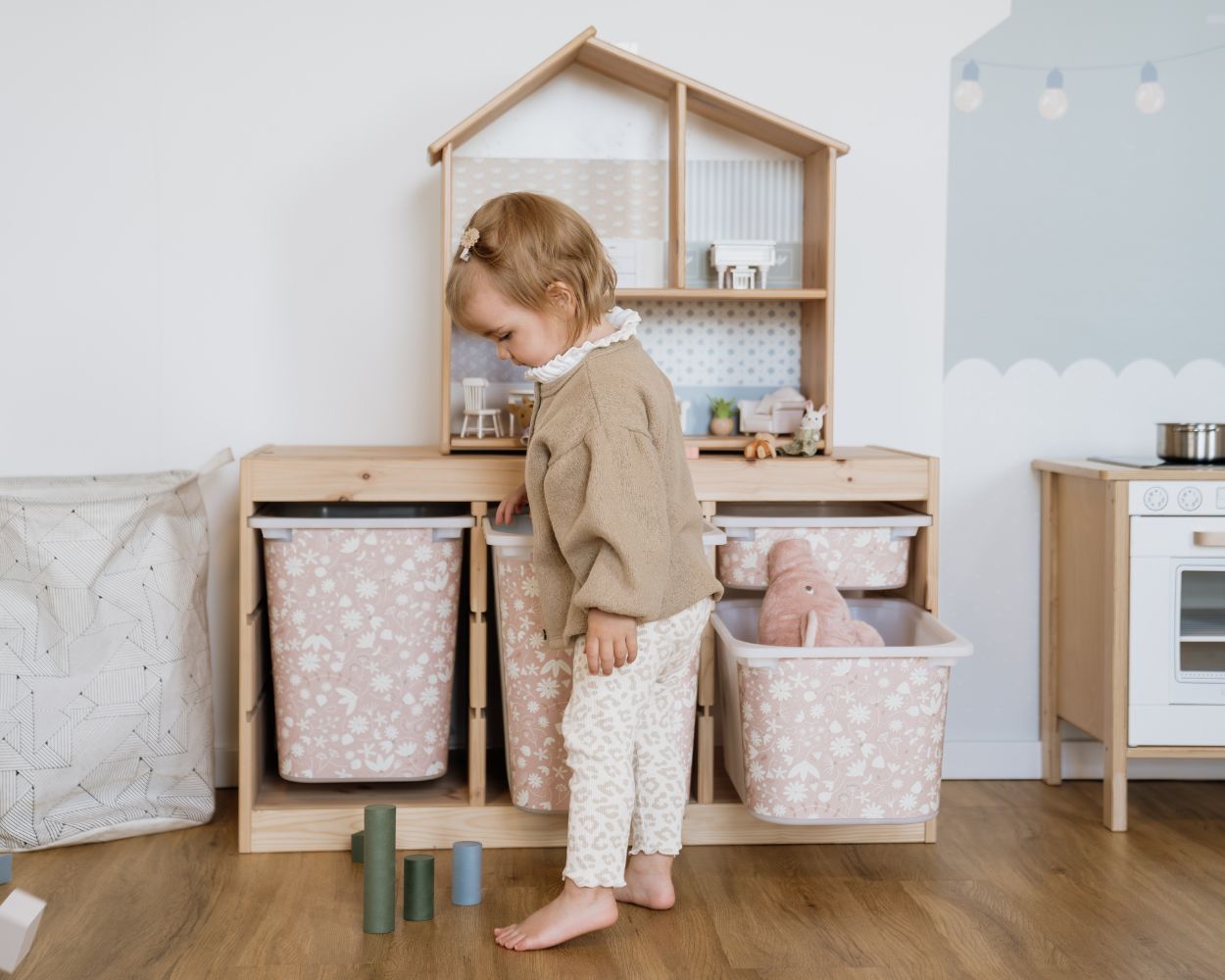 IKEA Puppenhaus auf TROFAST Regal mit Kind IKEA Puppenhaus auf TROFAST Regal mit Kind