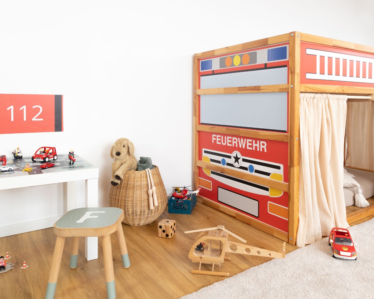 Kinderbett mit Feuerwehr-Motiv durch passende Limmaland-Klebefolie