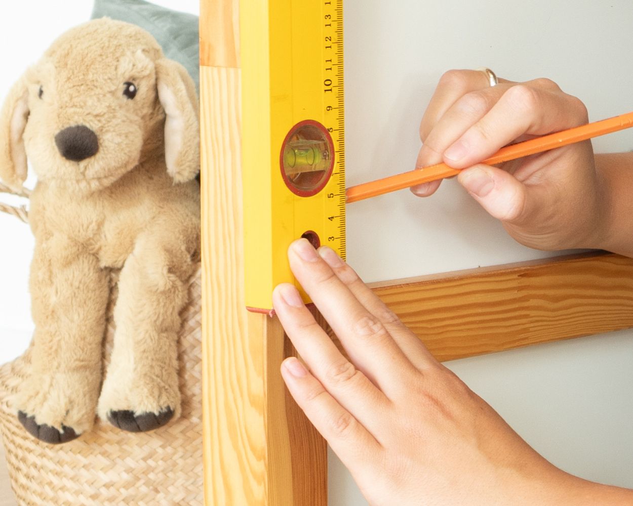Bücherleiste für IKEA KURA Hochbett anbringen Bücherleiste für IKEA KURA Hochbett anbringen