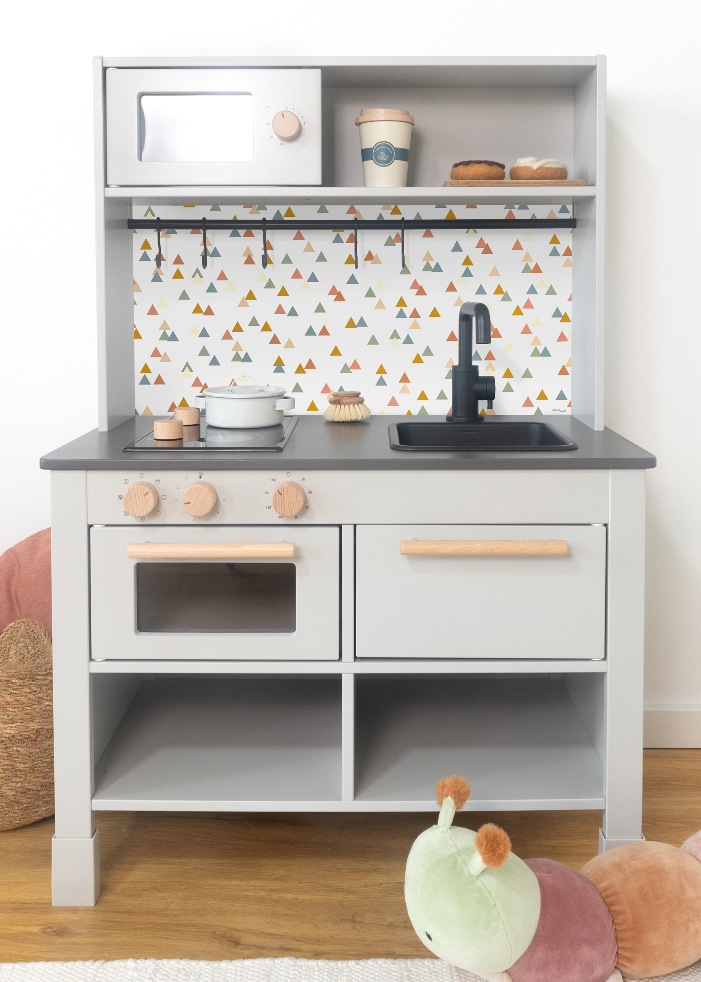 Kinderküche im bunten Look Leicht anzubringende Möbelfolie, die die SILLTRUT-Kinderküche farblich aufwertet.