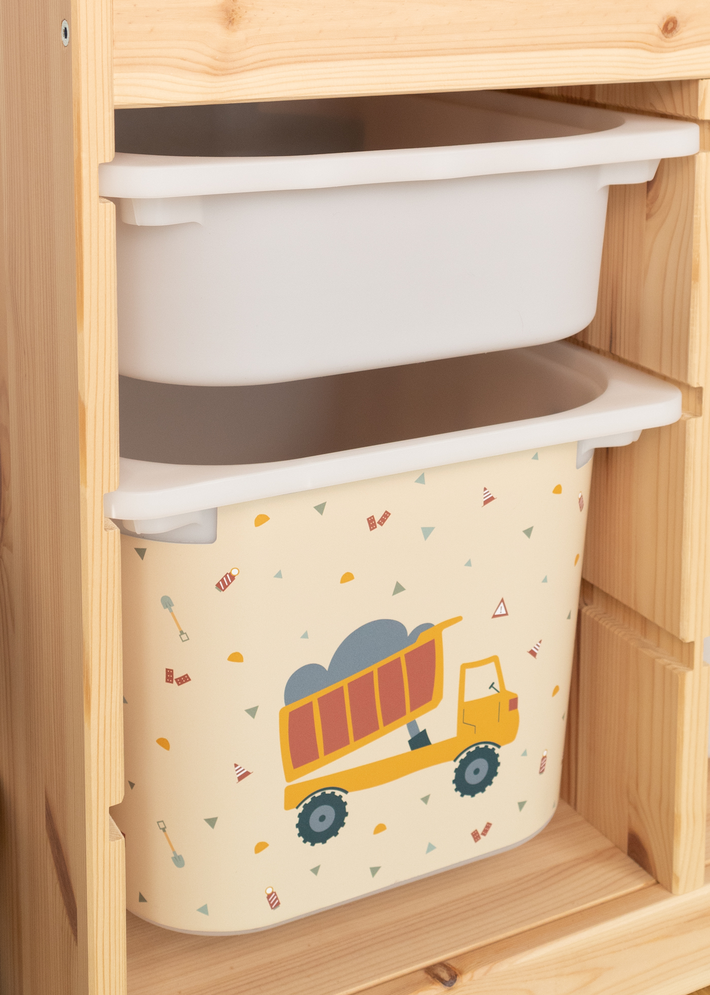 Beige Box mit Bagger im IKEA Regal Beige Box mit Bagger im IKEA TROFAST Regal, ideal für Kinderzimmer.