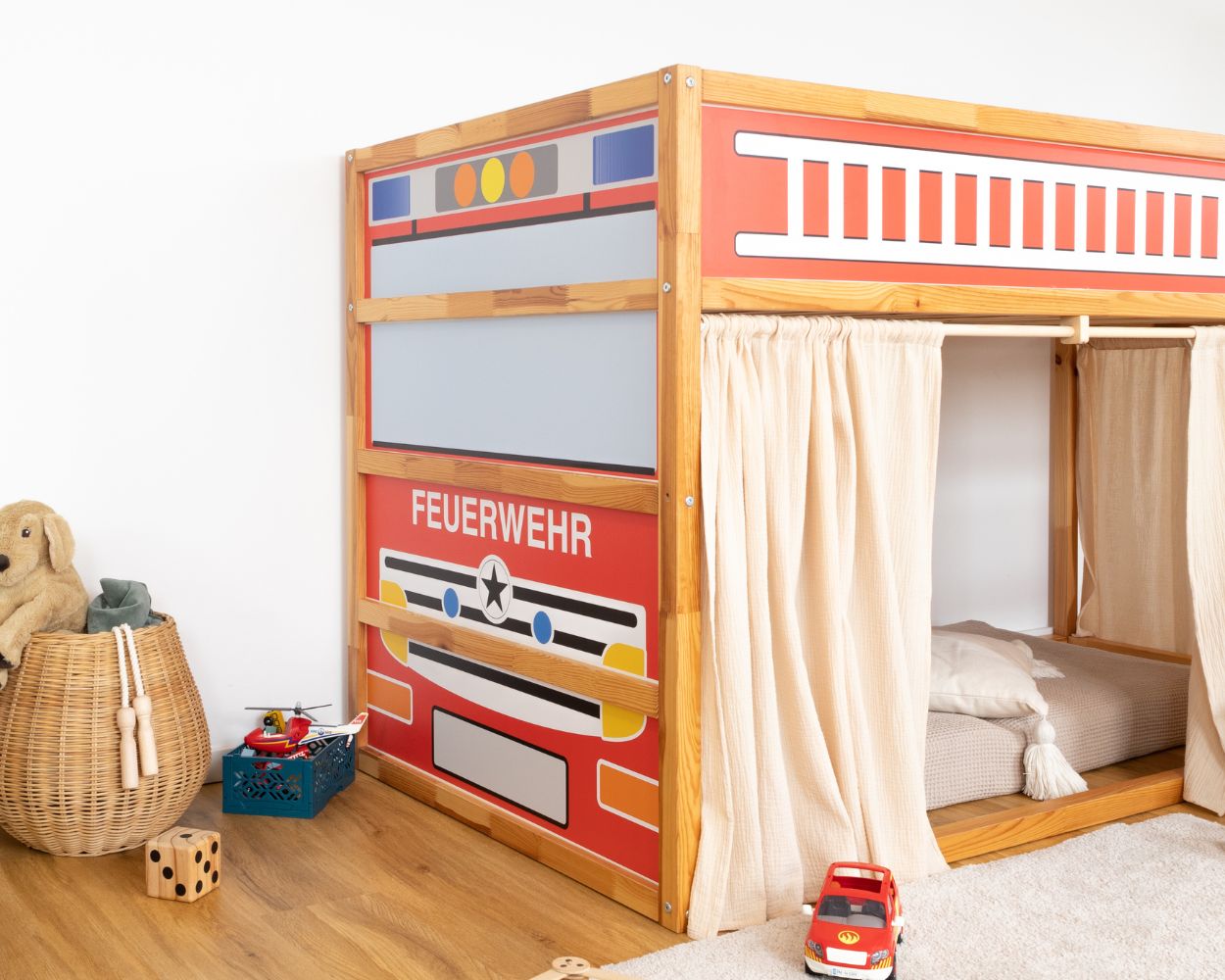 Kinderbett mit Feuerwehr-Motiv durch passende Limmaland-Klebefolie