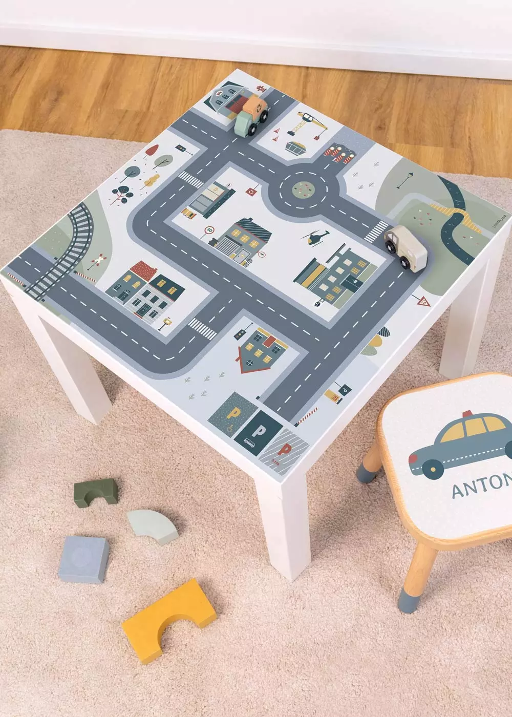 Ikea Lack Tisch mit Klebefolie mit Spielstraße Motiv von Limmaland verschönern