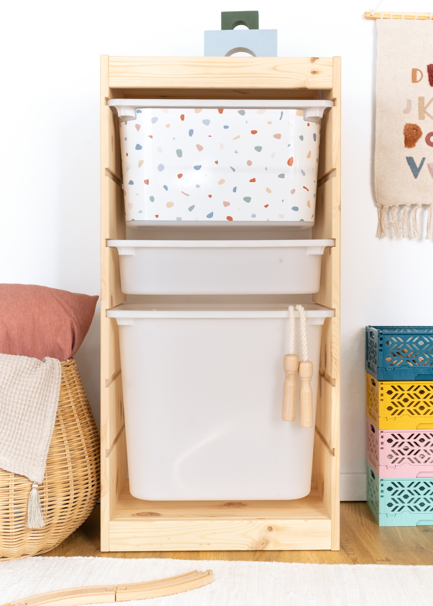 IKEA TROFAST Regal mit kinderfreundlicher Box, beklebt mit einer Terrazzo-Klebefolie.