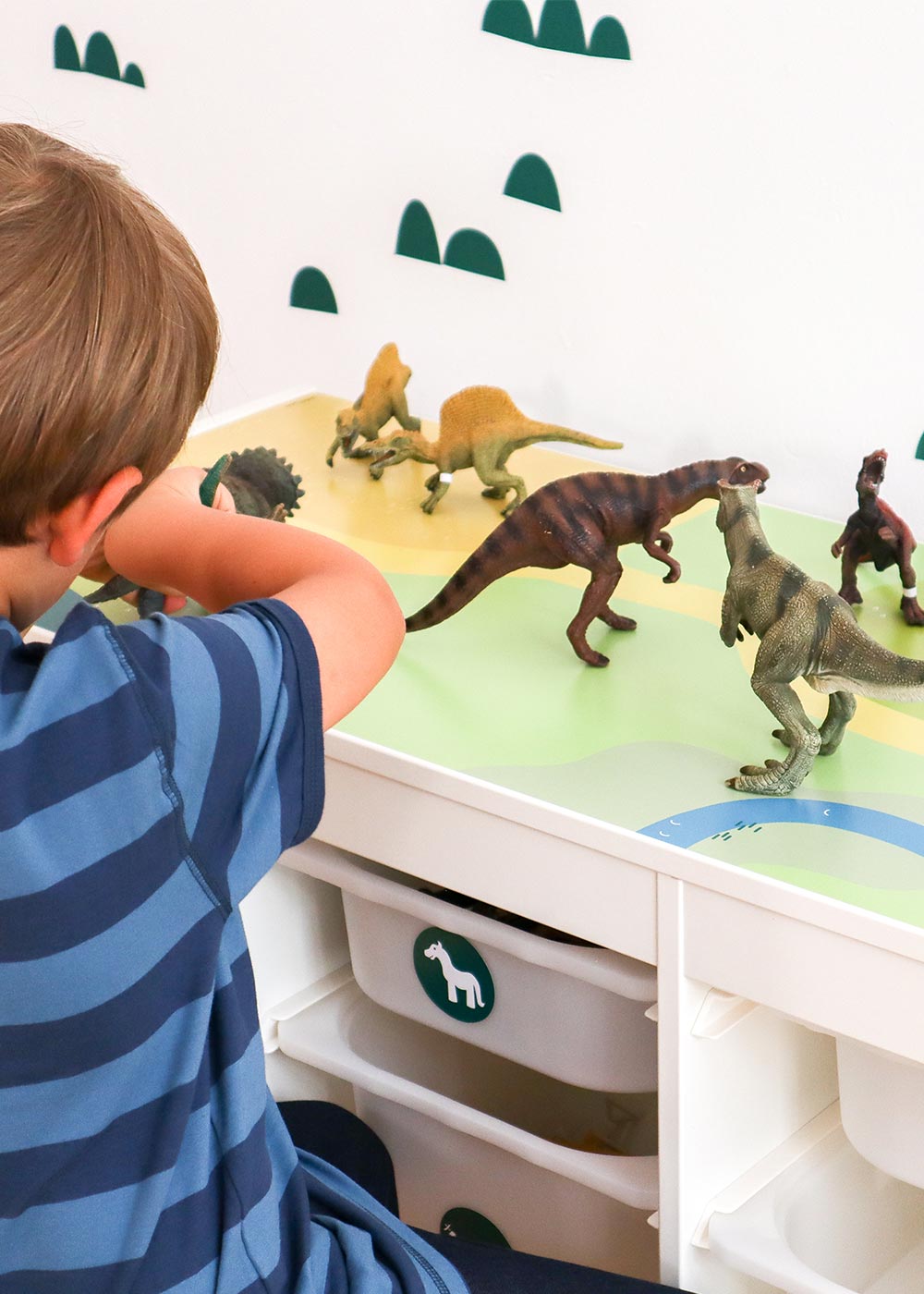 Ikea Trofast Regal Spielwiese Teilansicht mit Kulle und Dinos