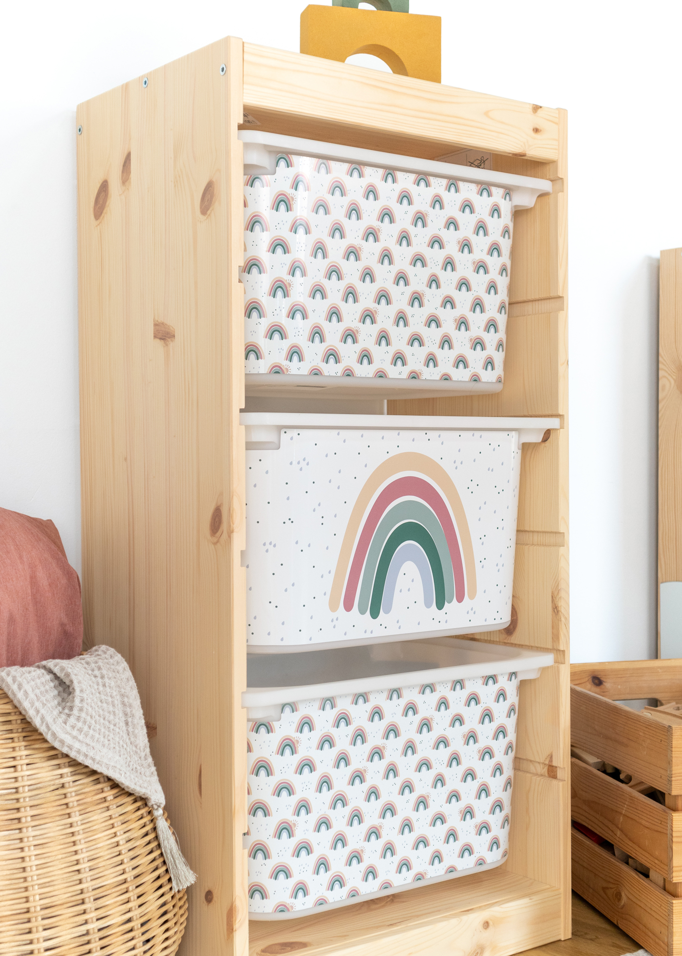Regenbogen-Motiv Box im IKEA TROFAST Regal Kinderfreundliche Box mit Regenbogen-Motiv im IKEA TROFAST Regal, perfekt für das Kinderzimmer.