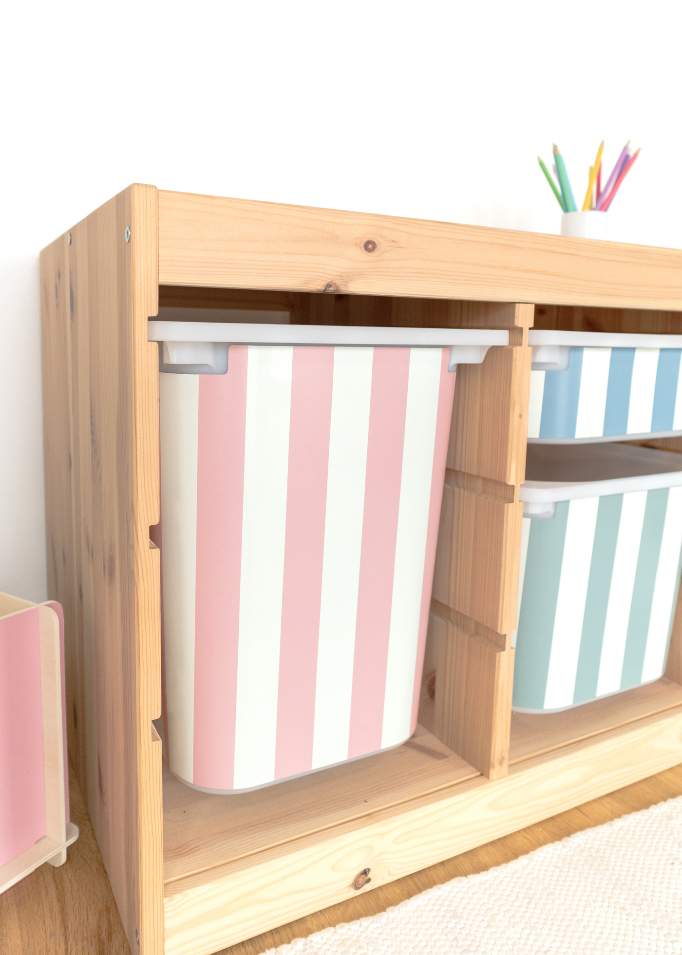 IKEA TROFAST Boxen mit Streifenmuster, wieder ablösbar IKEA TROFAST Boxen mit sommerlichem Streifenmuster, wieder ablösbar und flexibel