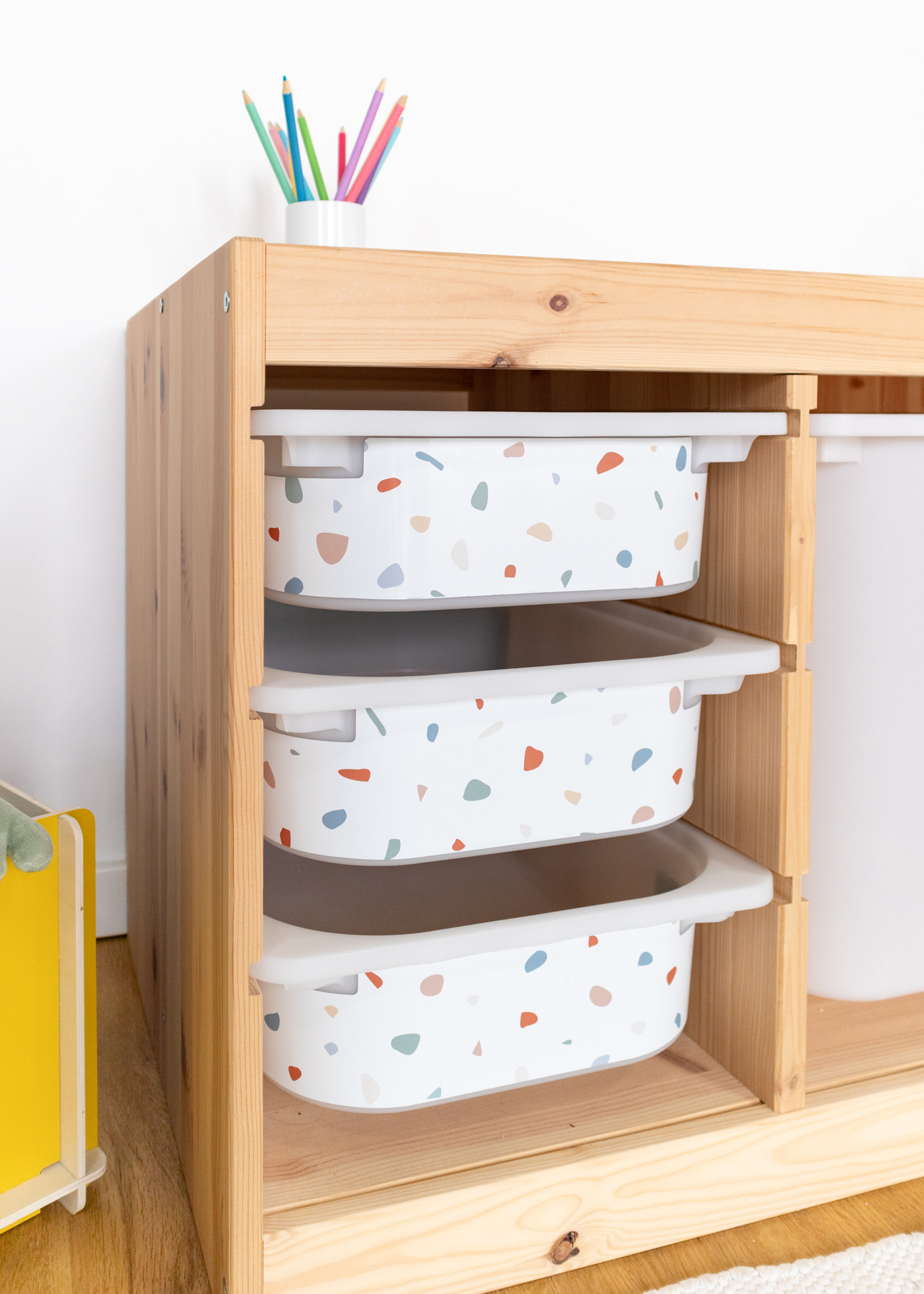 Strahlendes Terrazzo Muster für IKEA TROFAST Regal IKEA TROFAST Regal mit strahlendem buntem Terrazzo Muster