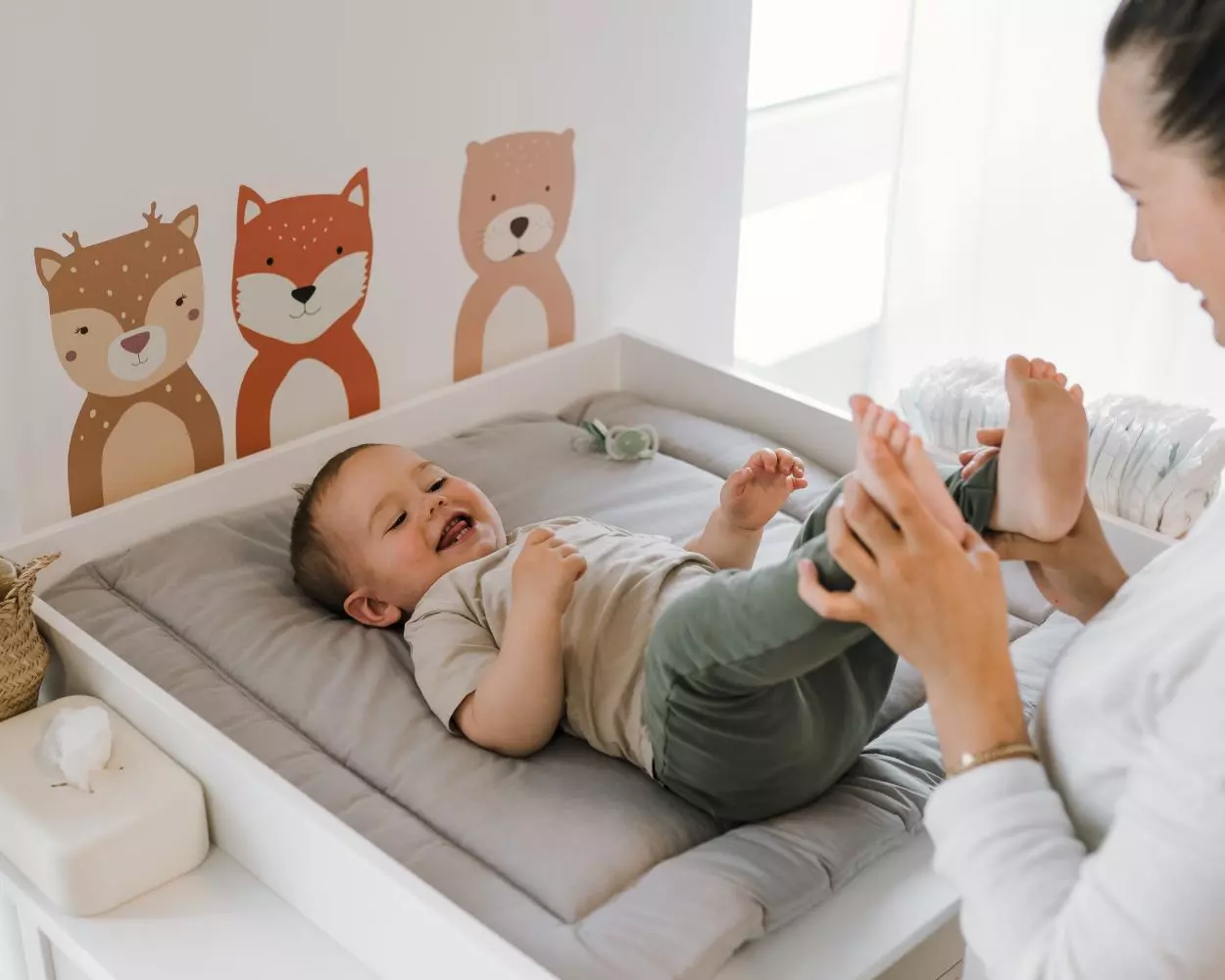 Lachendes Baby auf IKEA Wickelkommode im Babyzimmer für Jungen