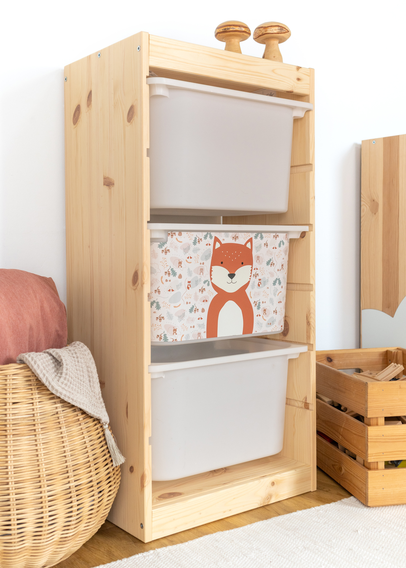 Kinder-Aufbewahrungsbox mit Fuchs im TROFAST Regal Aufbewahrungsbox im IKEA TROFAST Regal, dekoriert mit einem bunten Fuchs-Motiv für das Kinderzimmer.