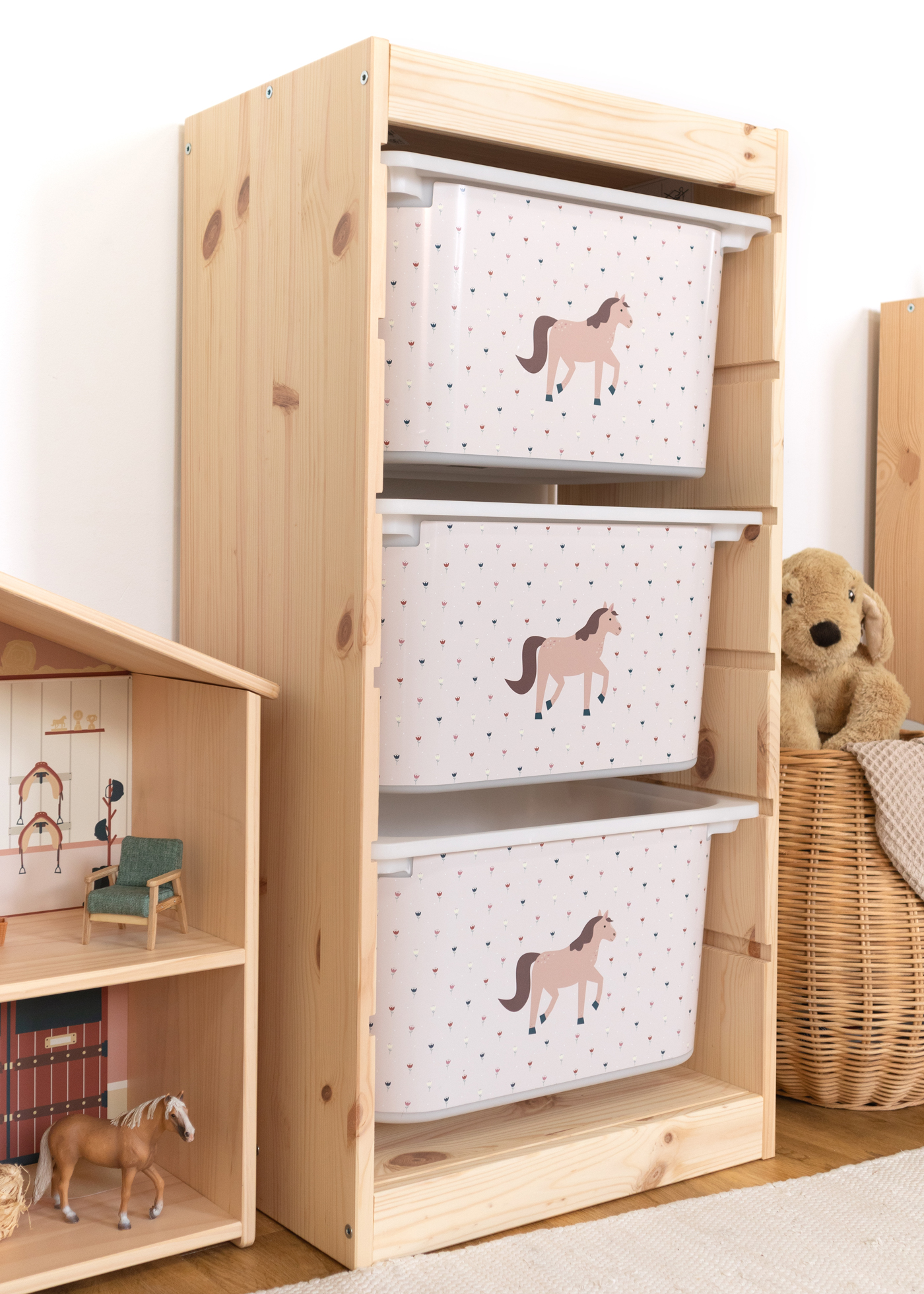 Rosa Box mit Pferde-Motiv im IKEA Regal Rosa Aufbewahrungsbox im IKEA TROFAST Regal mit Pferde-Motiv, ideal für Pferdeliebhaber.