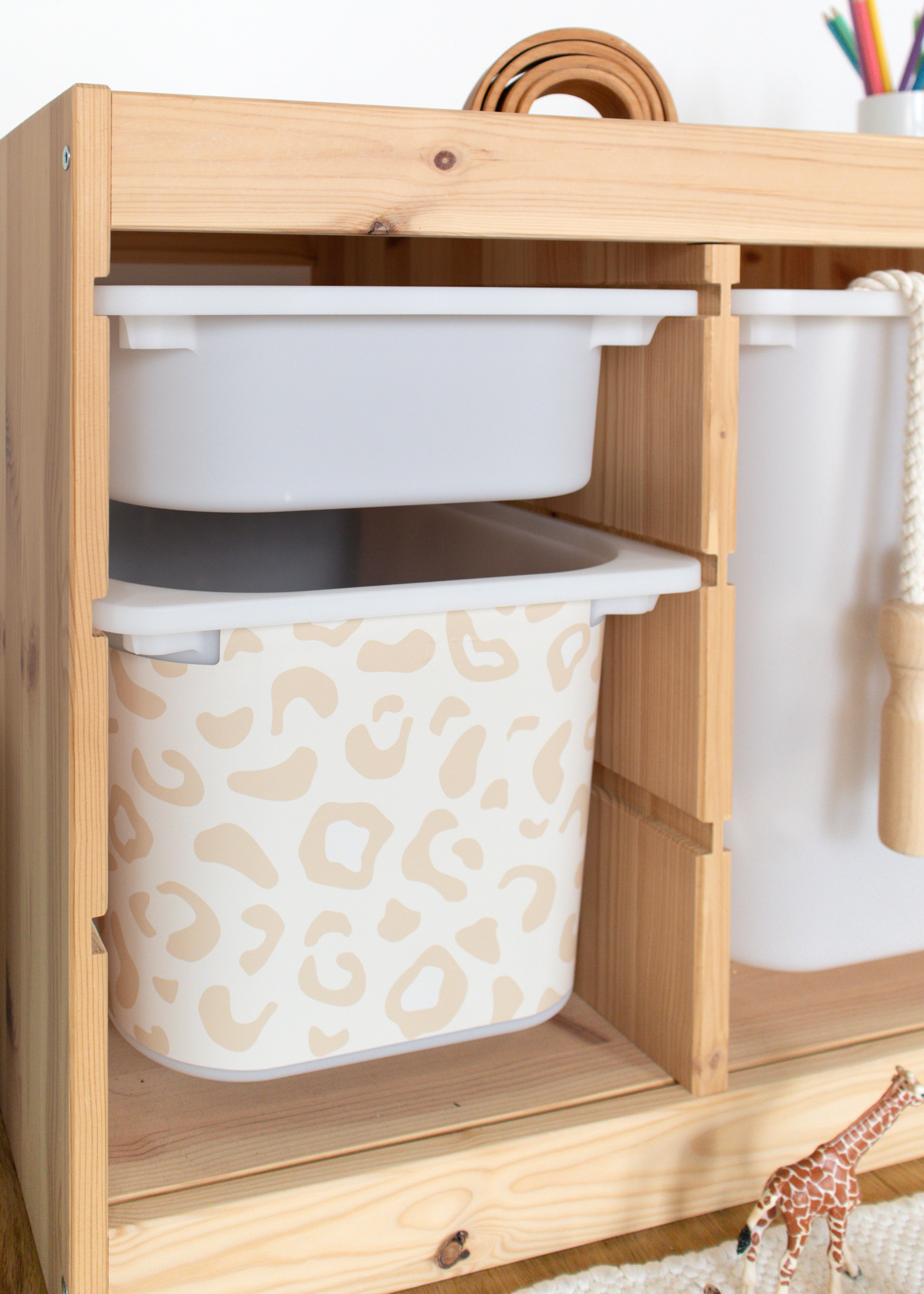 IKEA TROFAST Regal mit modernem Leo Muster IKEA TROFAST Boxen im stilvollen Leopardenmuster gestalten