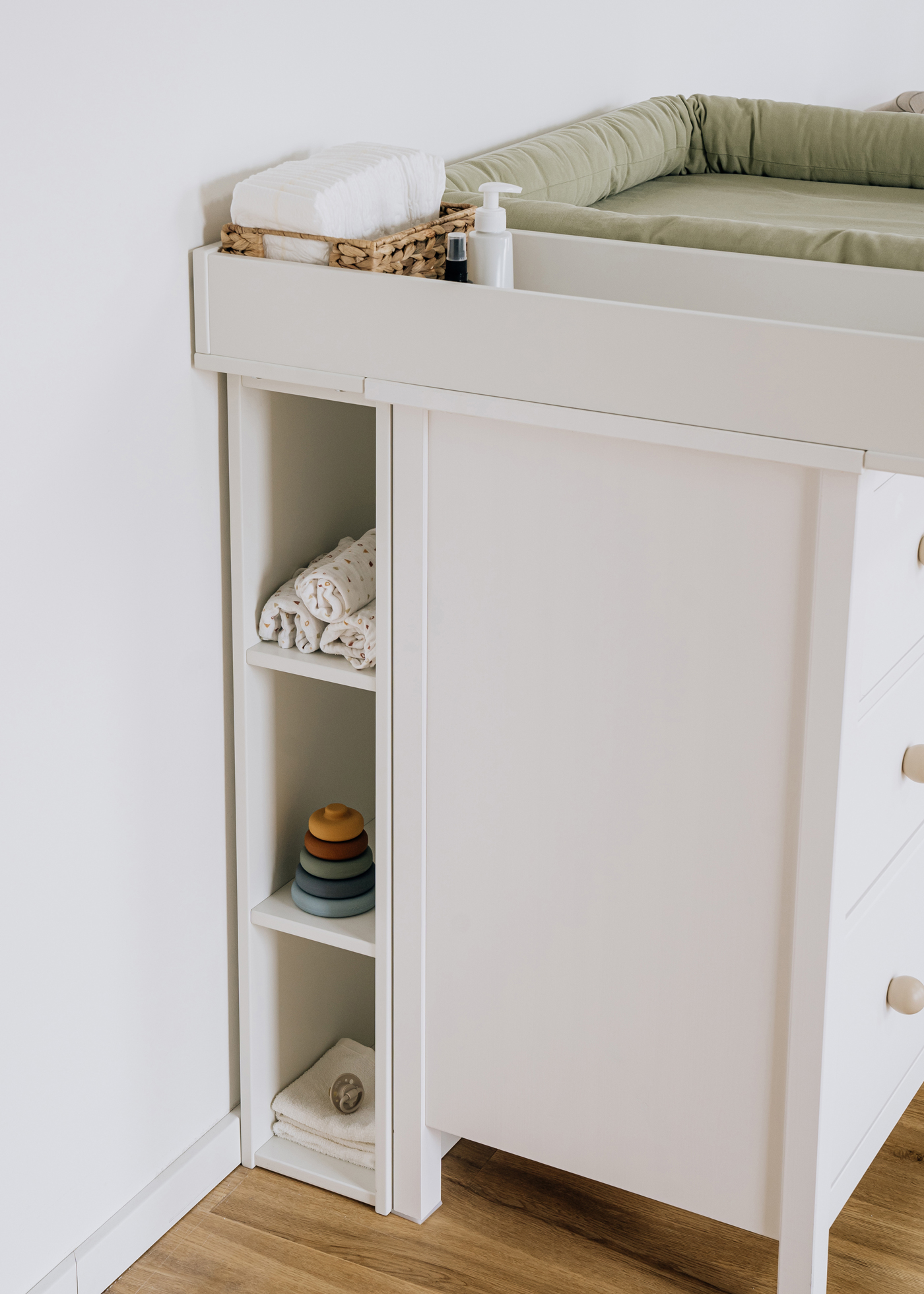 umfunktionierte IKEA HEMNES Kommode als Wickeltisch mit Regal umfunktionierte IKEA HEMNES Kommode als Wickeltisch mit Regal