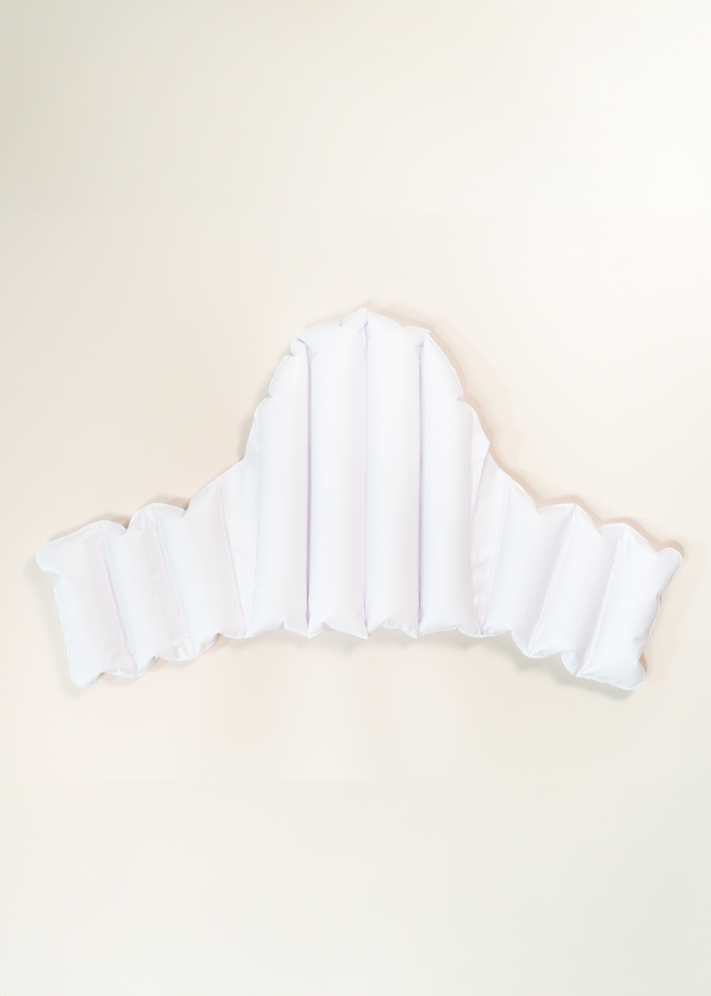 Ergonomisches Stützkissen Ein ergonomisch geformtes Stützkissen mit weichem Baumwoll-Kissenbezug, der die Feuchtigkeit gut absorbiert und die Haut atmen lässt.