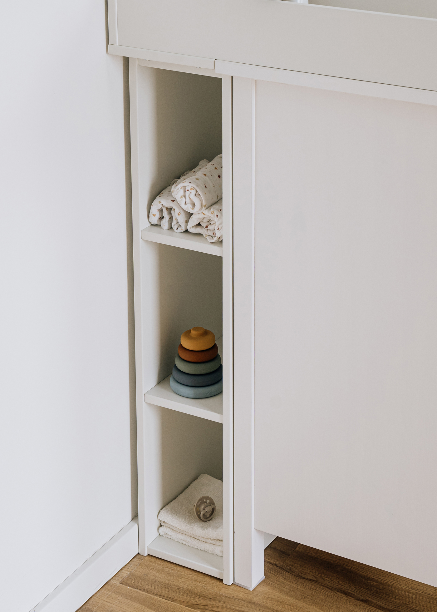 umfunktionierte IKEA HEMNES Kommode als Wickeltisch mit Regal umfunktionierte IKEA HEMNES Kommode als Wickeltisch mit Regal