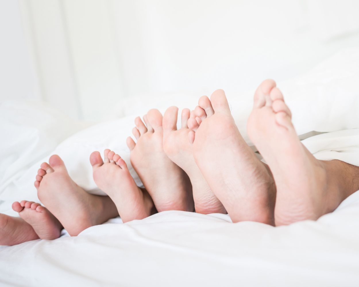 Familie im gemeinsamen Schlafzimmer Familie im gemeinsamen Schlafzimmer