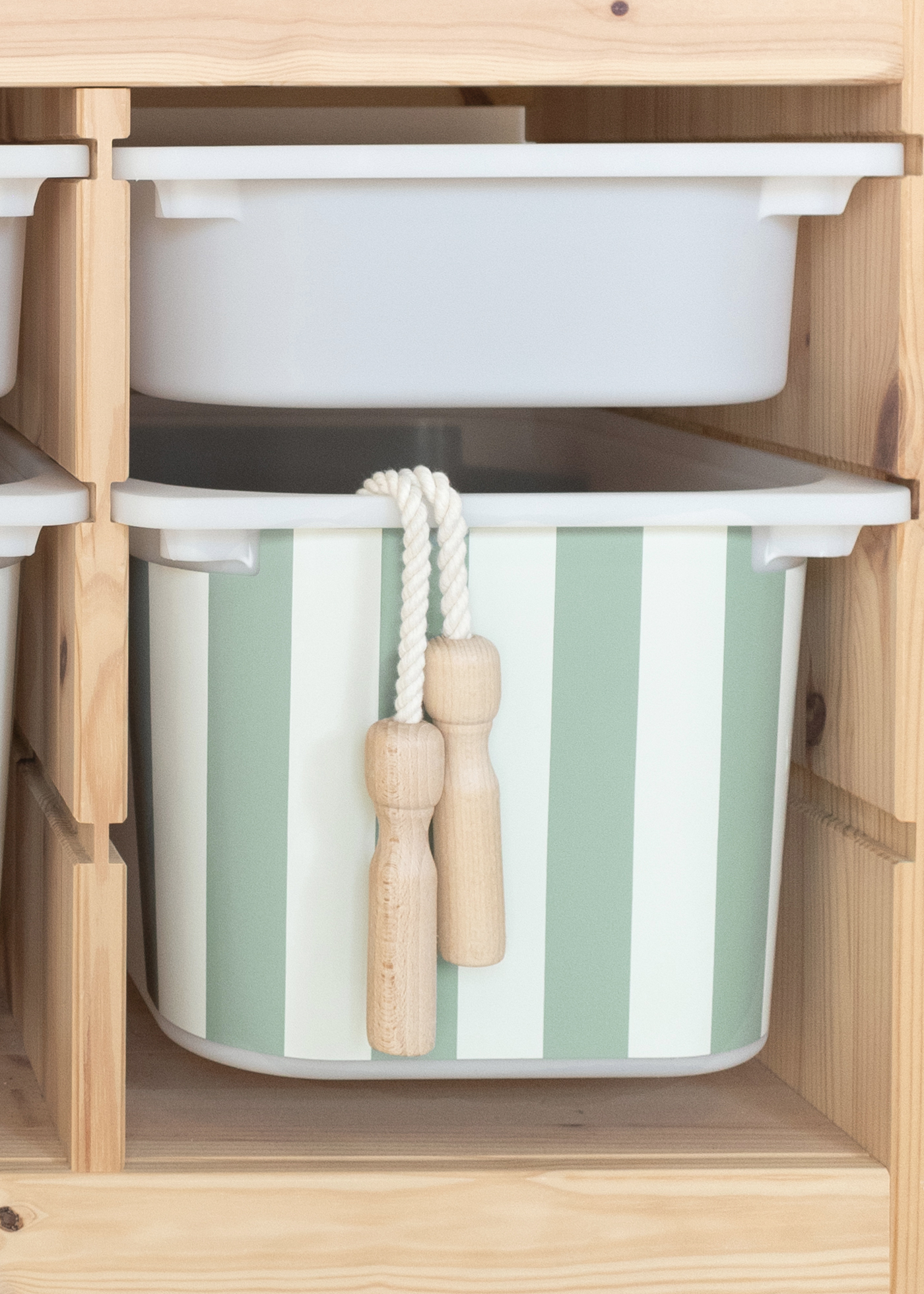 Hochwertige Klebefolie für IKEA TROFAST Box, ideal für Kinderzimmer Hochwertige Klebefolie für IKEA TROFAST Boxen mit buntem Streifenmuster, ideal für Kinderzimmer