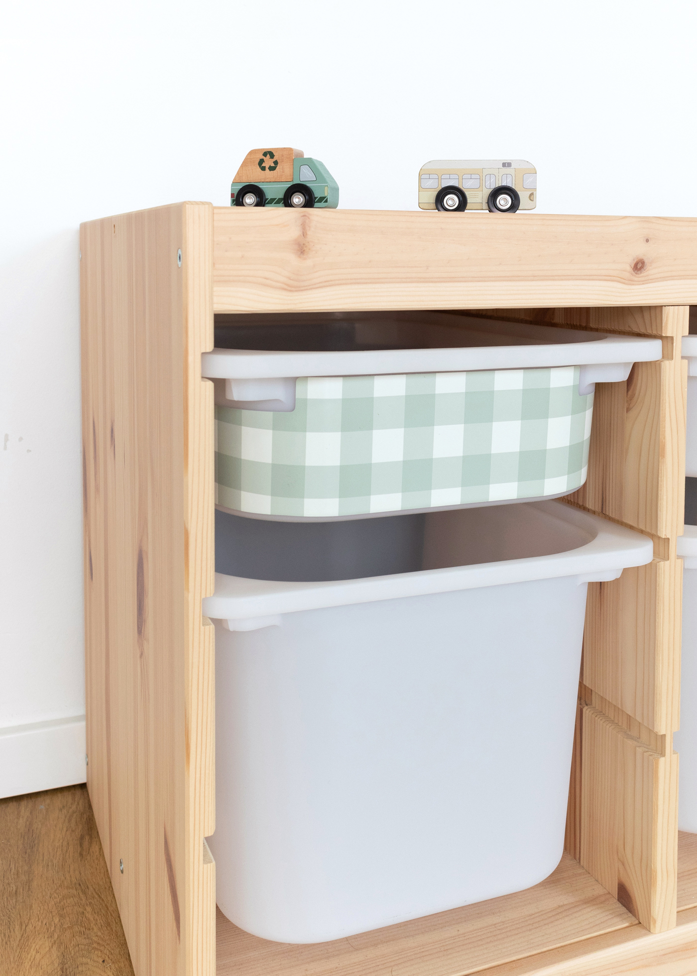 Schöne Klebefolie für IKEA TROFAST Boxen mit Karomuster Schöne Klebefolie für IKEA TROFAST Boxen mit Karomuster verzieren