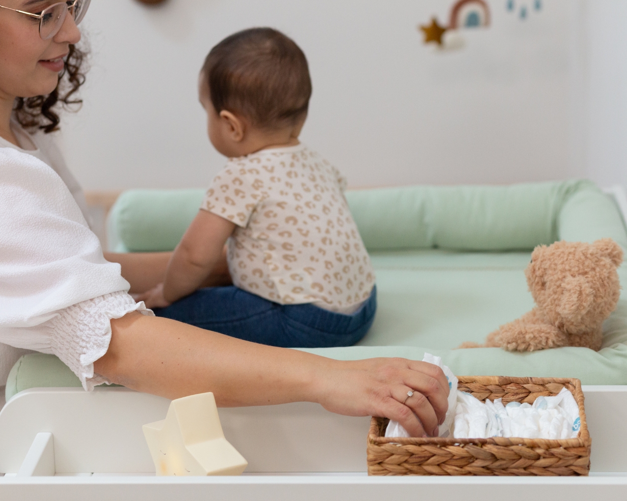 Ordentlicher Wickelplatz mit Zubehör