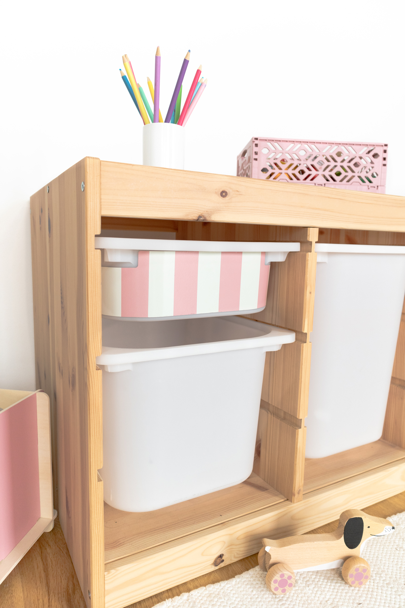 Sommerliche Klebefolie für IKEA TROFAST Regal mit Streifenmuster Sommerliche Klebefolie für IKEA TROFAST Regal mit buntem Streifenmuster, passend zur Jahreszeit