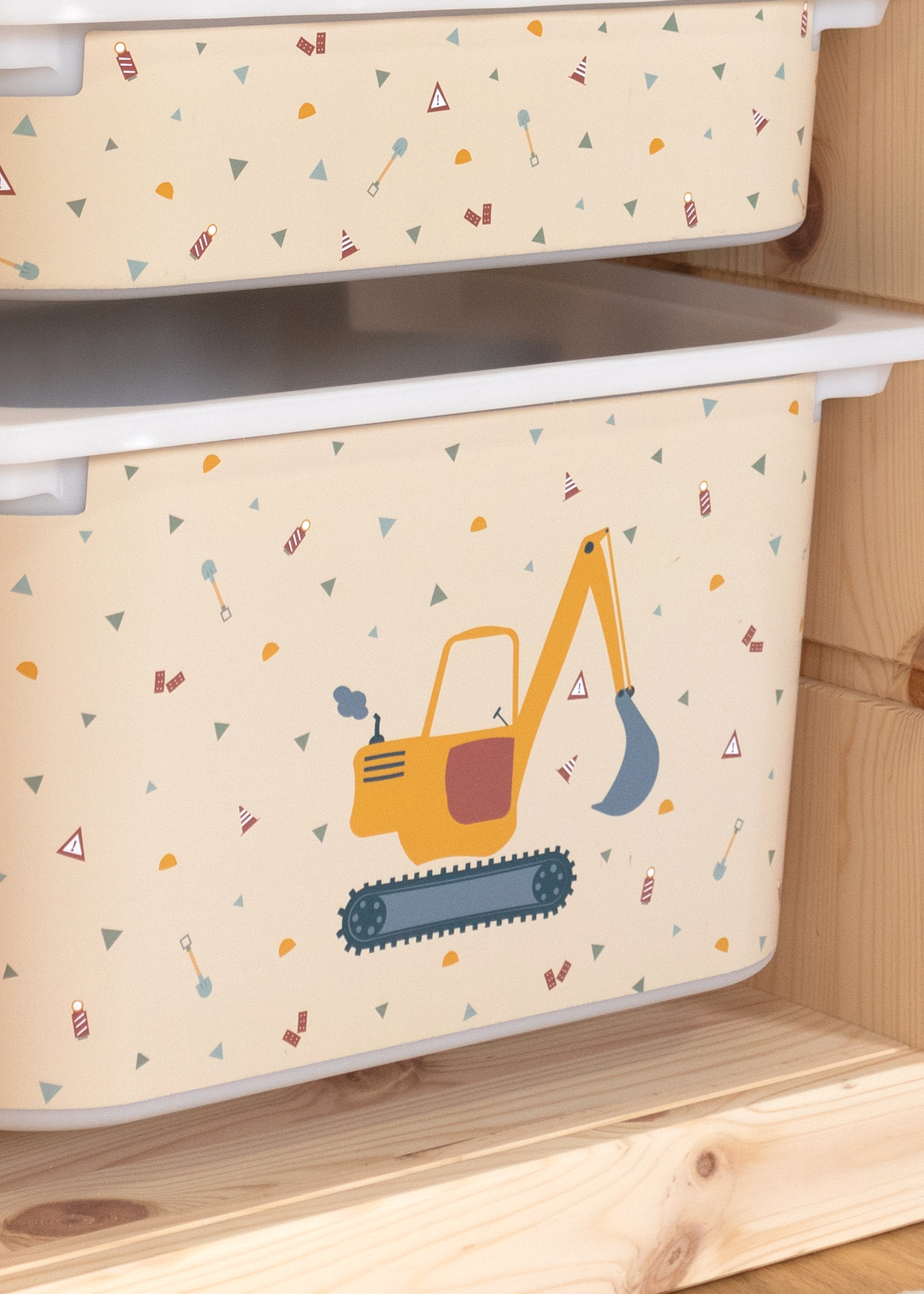 Kinder-Aufbewahrungsbox mit Bagger-Muster Bagger-Motiv auf beige Box im IKEA TROFAST Regal, ideal für Kinderzimmer.
