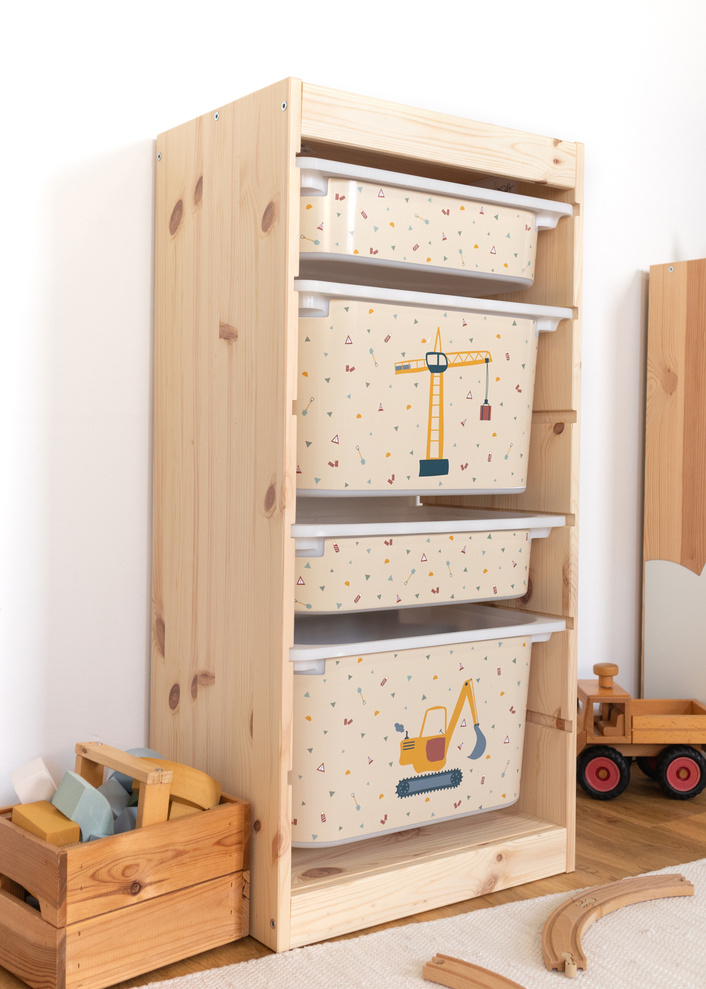 Kindergerechte beige Box mit Kran-Motiv im IKEA TROFAST Regal.