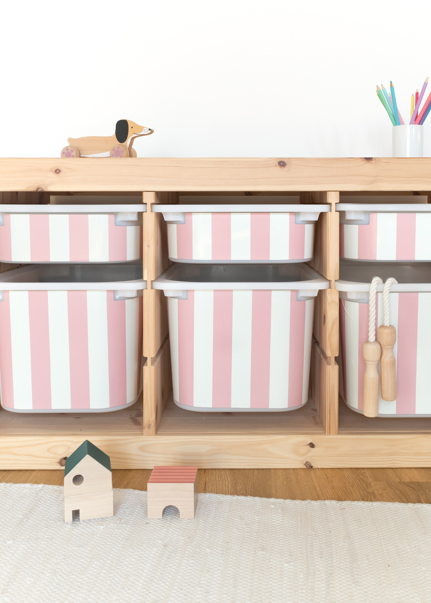 Dezente Klebefolie für IKEA TROFAST Boxen, modern und farbenfroh Dezente Klebefolie für IKEA TROFAST Boxen mit buntem Streifenmuster, modern und farbenfroh