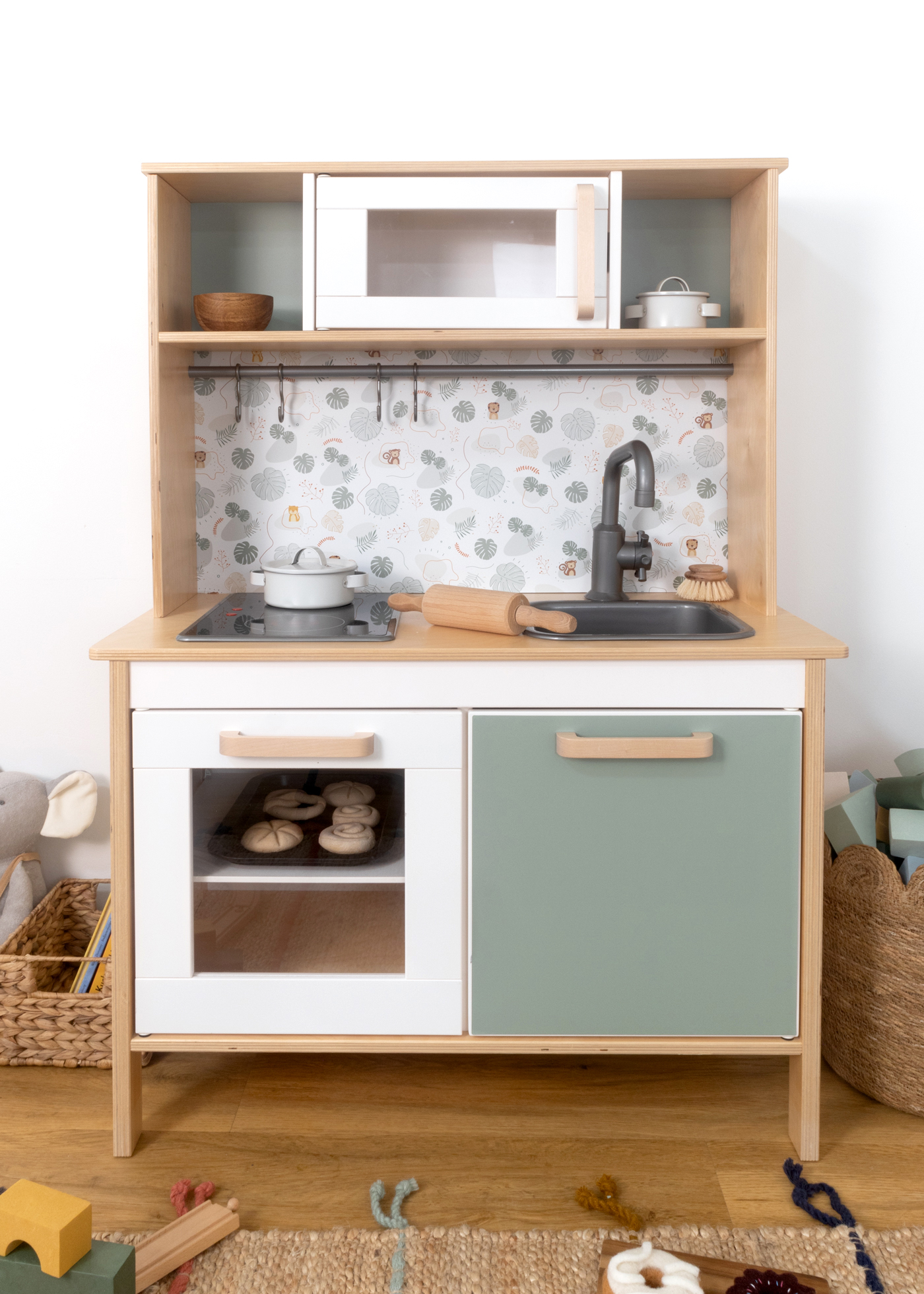 Klebefolie in Grün mit Waldtier-Motiven. Eukalyptusfarbene Klebefolie mit kindgerechten Waldtier-Designs.