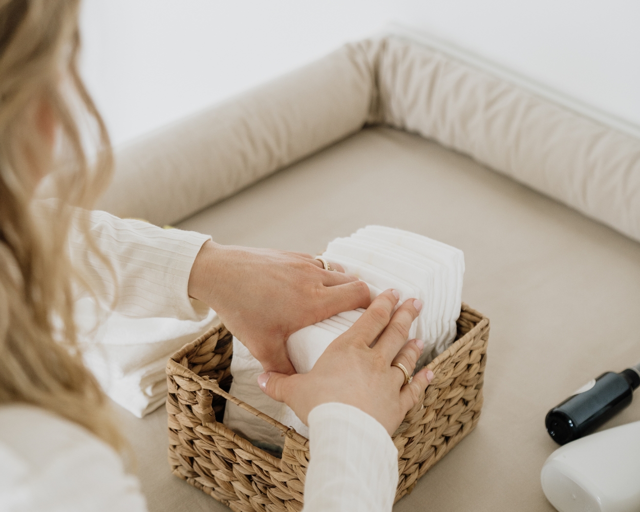 Ordnung in der Wickelkommode mit Körben Ordnung in der Wickelkommode mit Körben