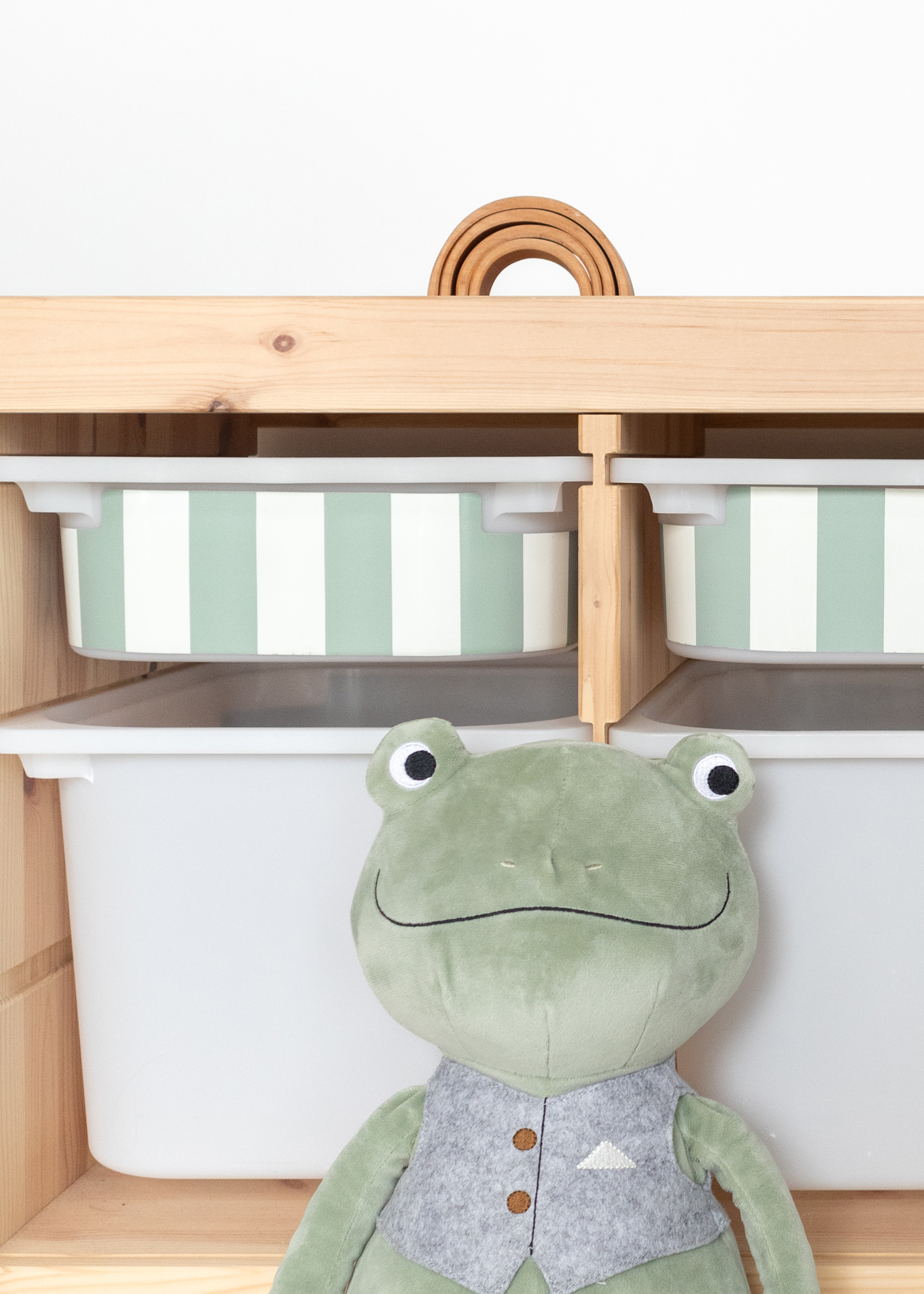 Subtile Klebefolie für IKEA TROFAST Box Subtile Klebefolie für IKEA TROFAST Boxen mit buntem Streifenmuster, für eine stilvolle Dekoration