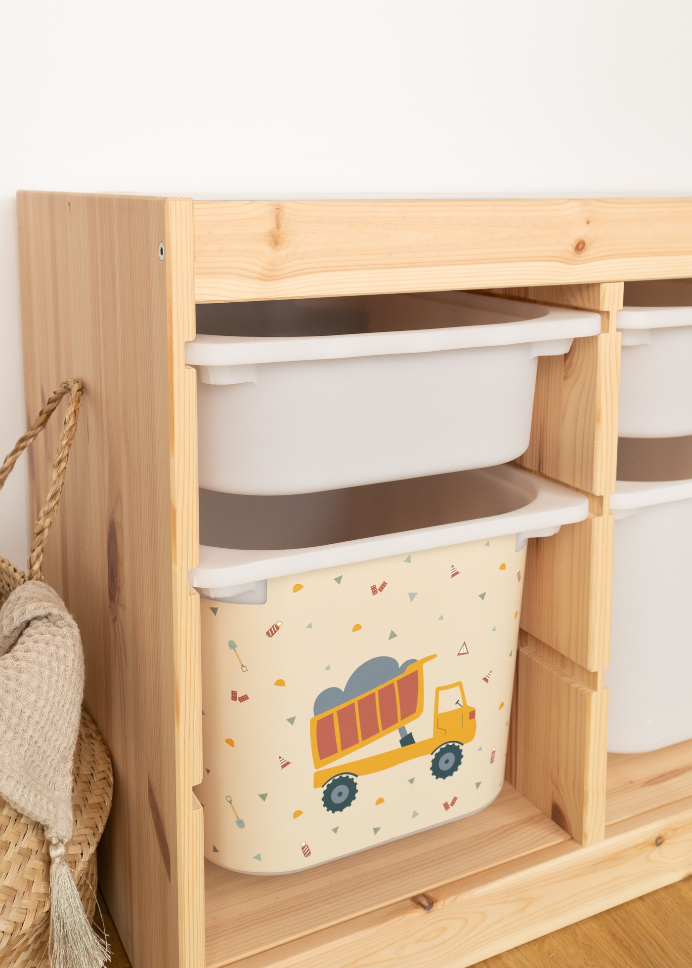 Kipplader-Design im TROFAST Regal Aufbewahrungsbox mit Kipplader-Motiv im IKEA TROFAST Regalsystem.