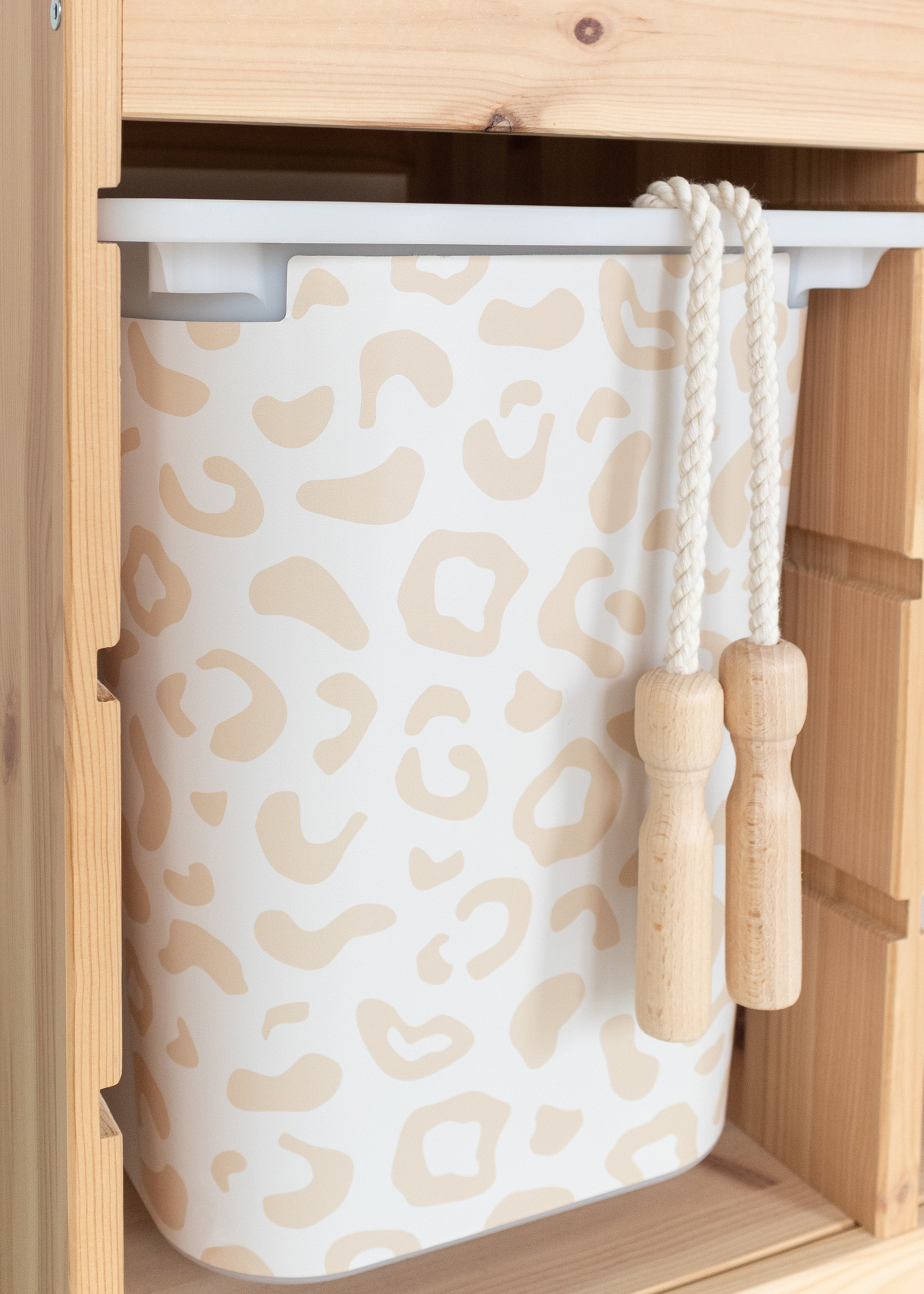IKEA TROFAST Boxen mit Leopardenmuster IKEA TROFAST Boxen mit Leopardenmuster bekleben
