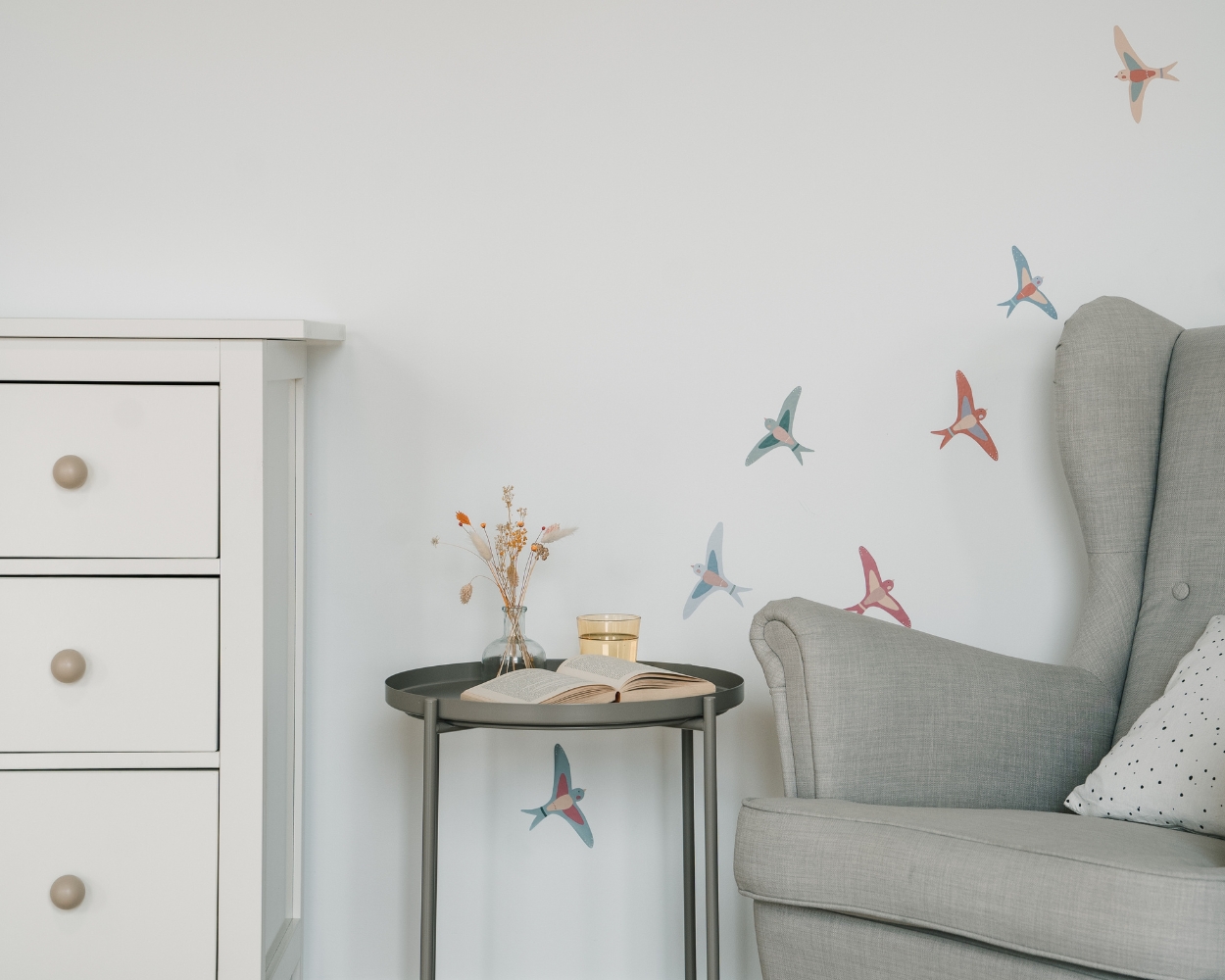 Kuschelecke im Babyzimmer mit Stillsessel und Wanddeko Kuschelecke im Babyzimmer mit Stillsessel und Wanddeko