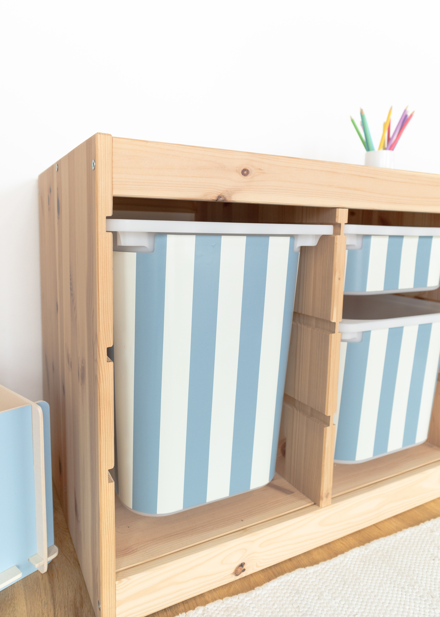 IKEA TROFAST Regal mit dezentem Streifenmuster, bunt IKEA TROFAST Regal mit buntem, dezentem Streifenmuster, für einen stilvollen Look