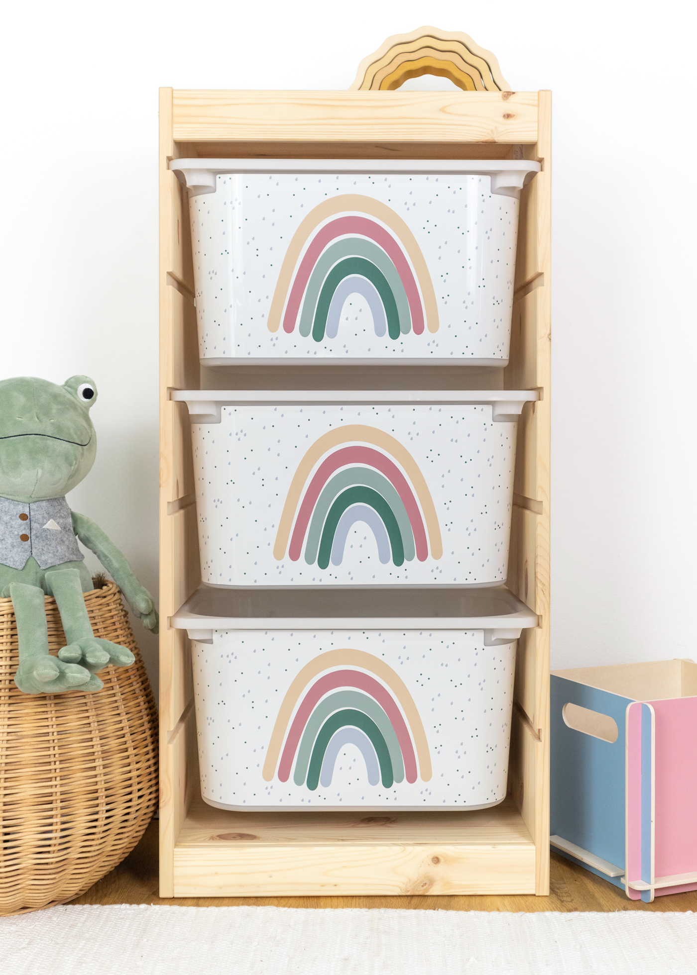 Beige Box im IKEA TROFAST Regal mit kindgerechtem Regenbogen-Design.