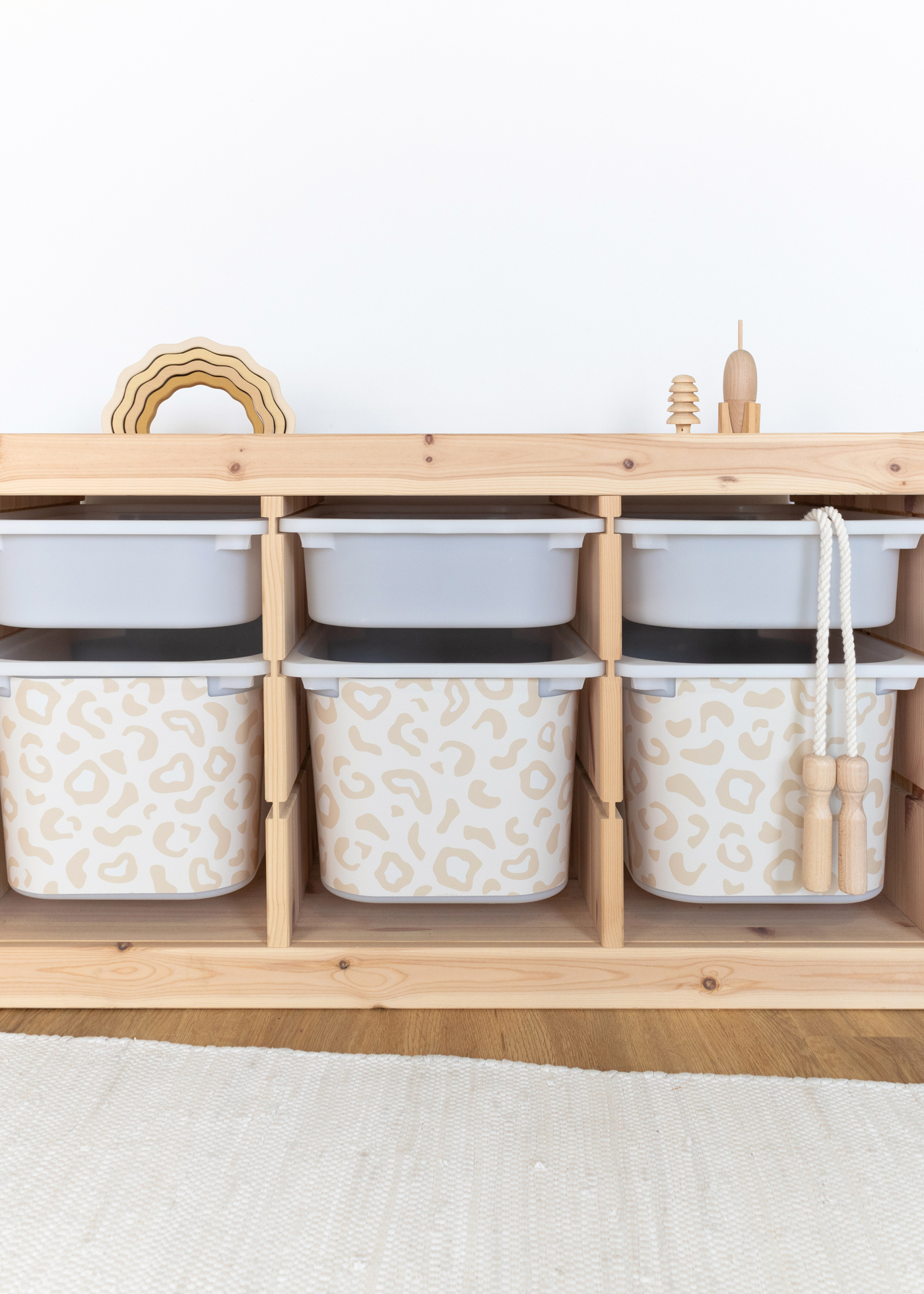 IKEA TROFAST Boxen im stilvollen Leopardenmuster Leopardenmuster-Klebefolie für IKEA TROFAST Boxen verwenden
