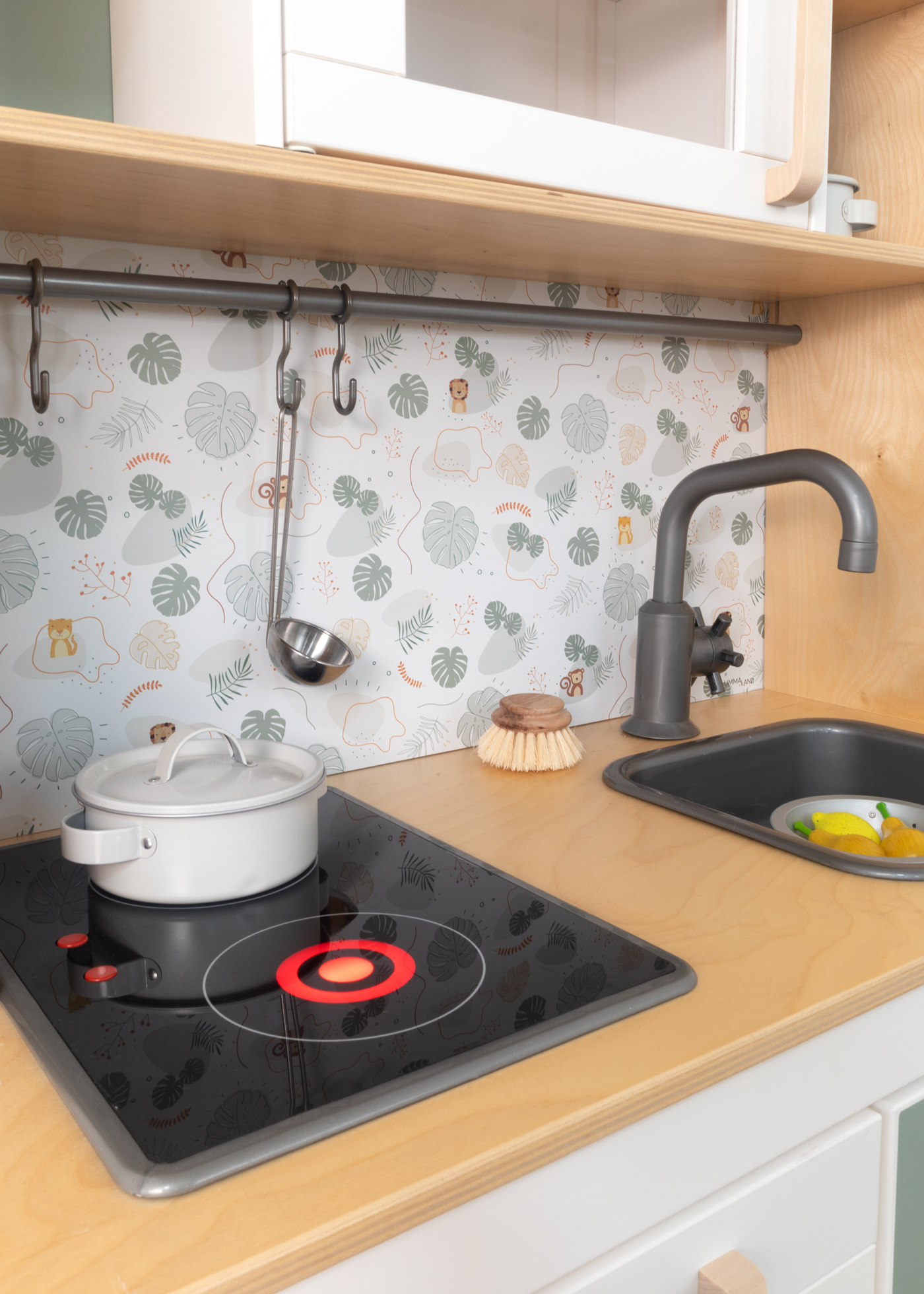 Einfach einzusetzender Stofforganizer für HEMNES Kommoden. Selbstklebende Klebefolie mit niedlichen Waldtieren wie Tiger, Affen und Bären.