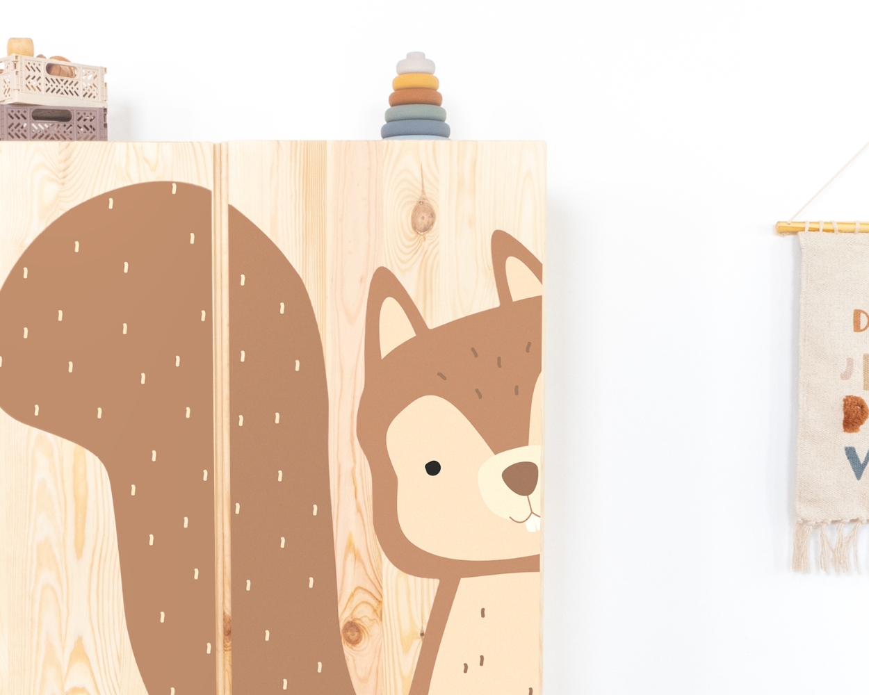 IKEA IVAR Schrank mit Eichhörnchen Sticker IKEA IVAR Schrank mit Eichhörnchen Sticker