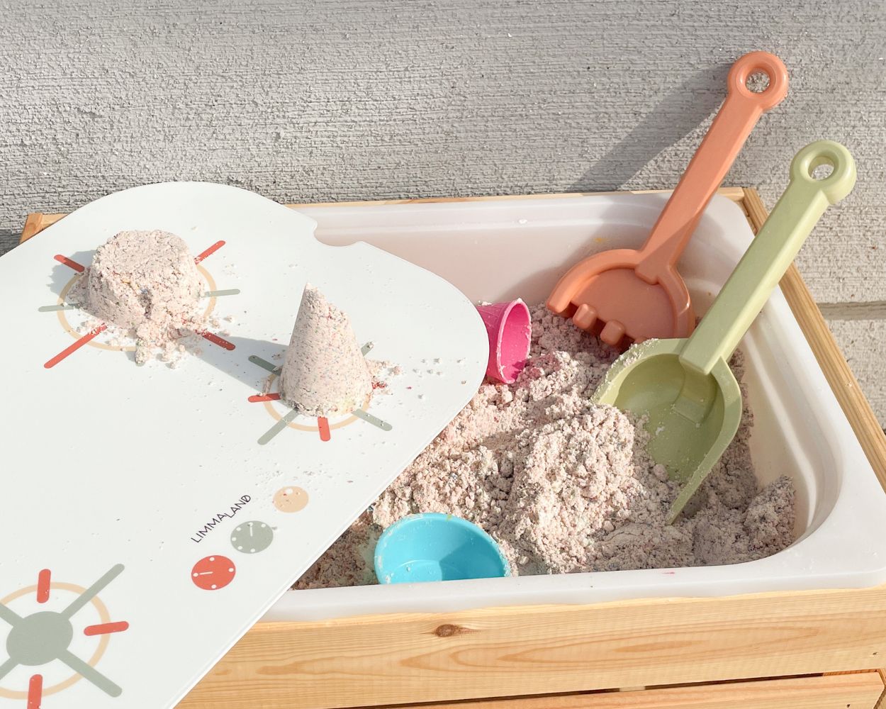 Spielen mit Zaubersand in der Matschküche Spielen mit Zaubersand in der Matschküche