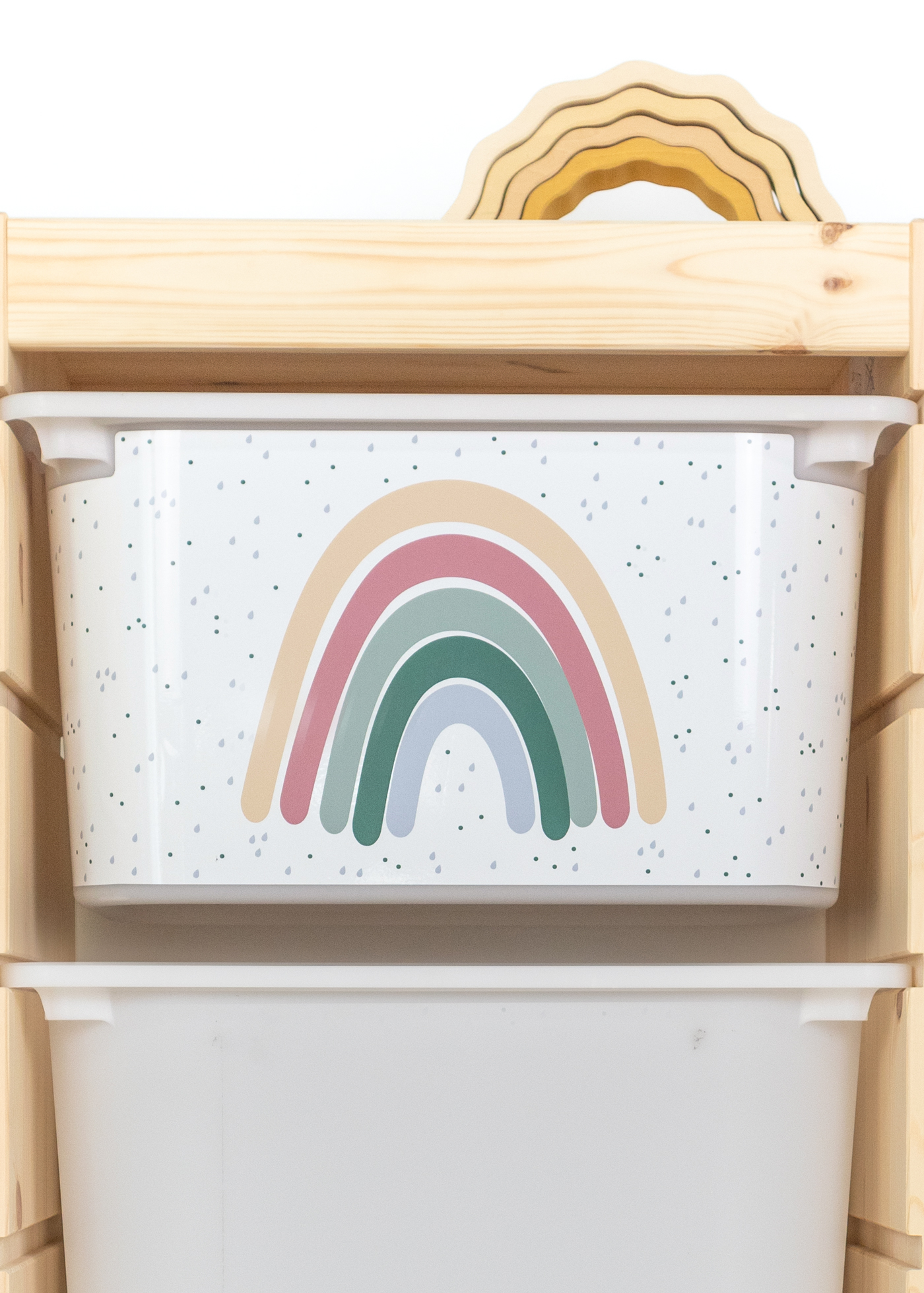 Aufbewahrungsbox mit Regenbogen-Motiv im IKEA Regal Praktische beige Box im IKEA TROFAST Regal, dekoriert mit einem Regenbogen.
