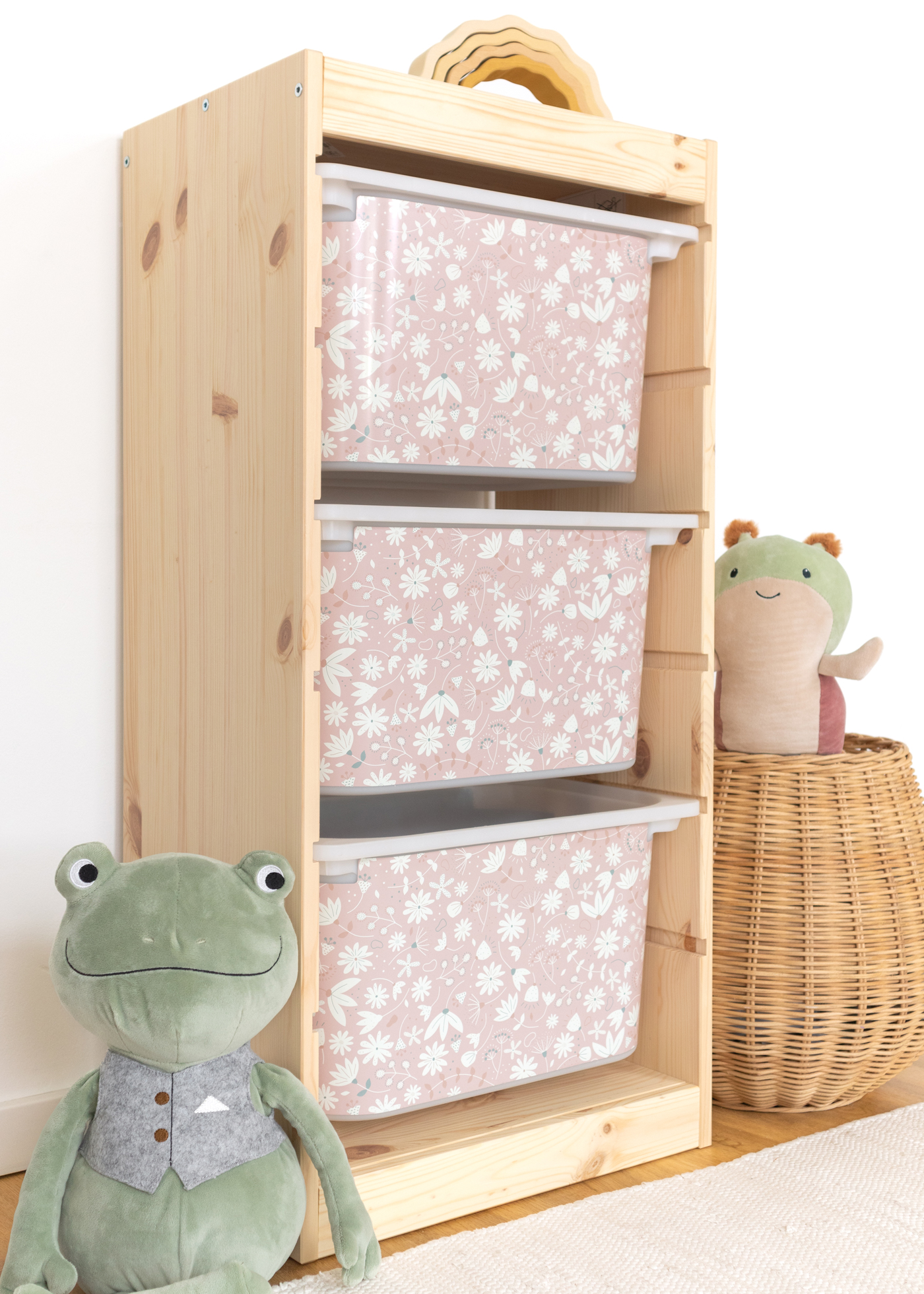 TROFAST Regal mit Aufbewahrungsbox und rosa Blumenmuster Aufbewahrungsbox im IKEA TROFAST Regal, dekoriert mit einem romantischen rosa Blumenmuster.