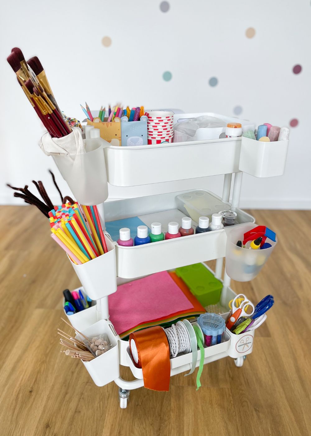 Bastelwagen im Kinderzimmer Bastelwagen im Kinderzimmer