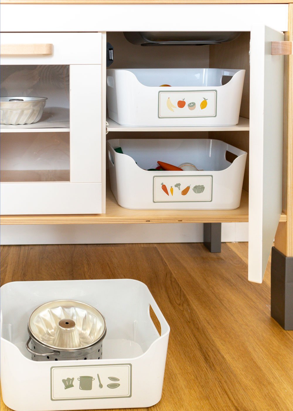 Ikea Kinderküche Spielspaß Eine Kinderküche von Ikea in Weiß mit Spielzeug und Zubehör