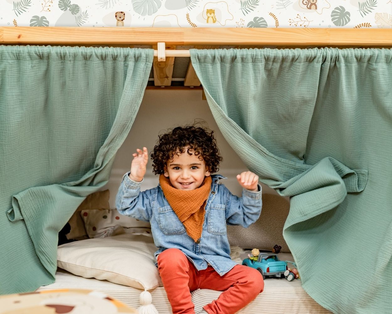 IKEA Kura Hochbett mit Vorhang IKEA Kura Hochbett mit Vorhang