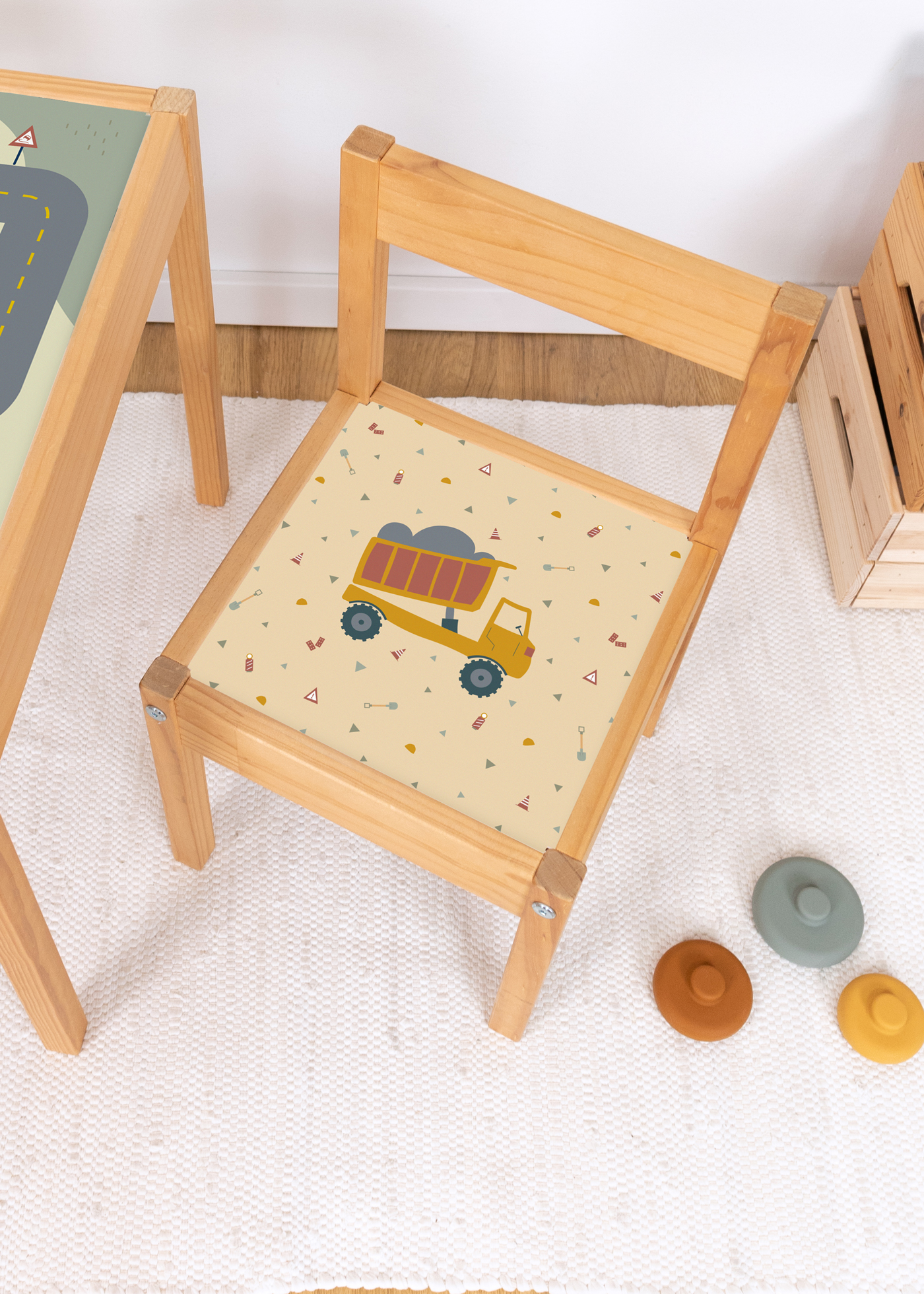 Kipplader Klebefolie für IKEA Lätt Stuhl Ein IKEA LÄTT Kinderhocker mit Zubehör und Klebefolien von Limmaland mit Kipplader Motiv