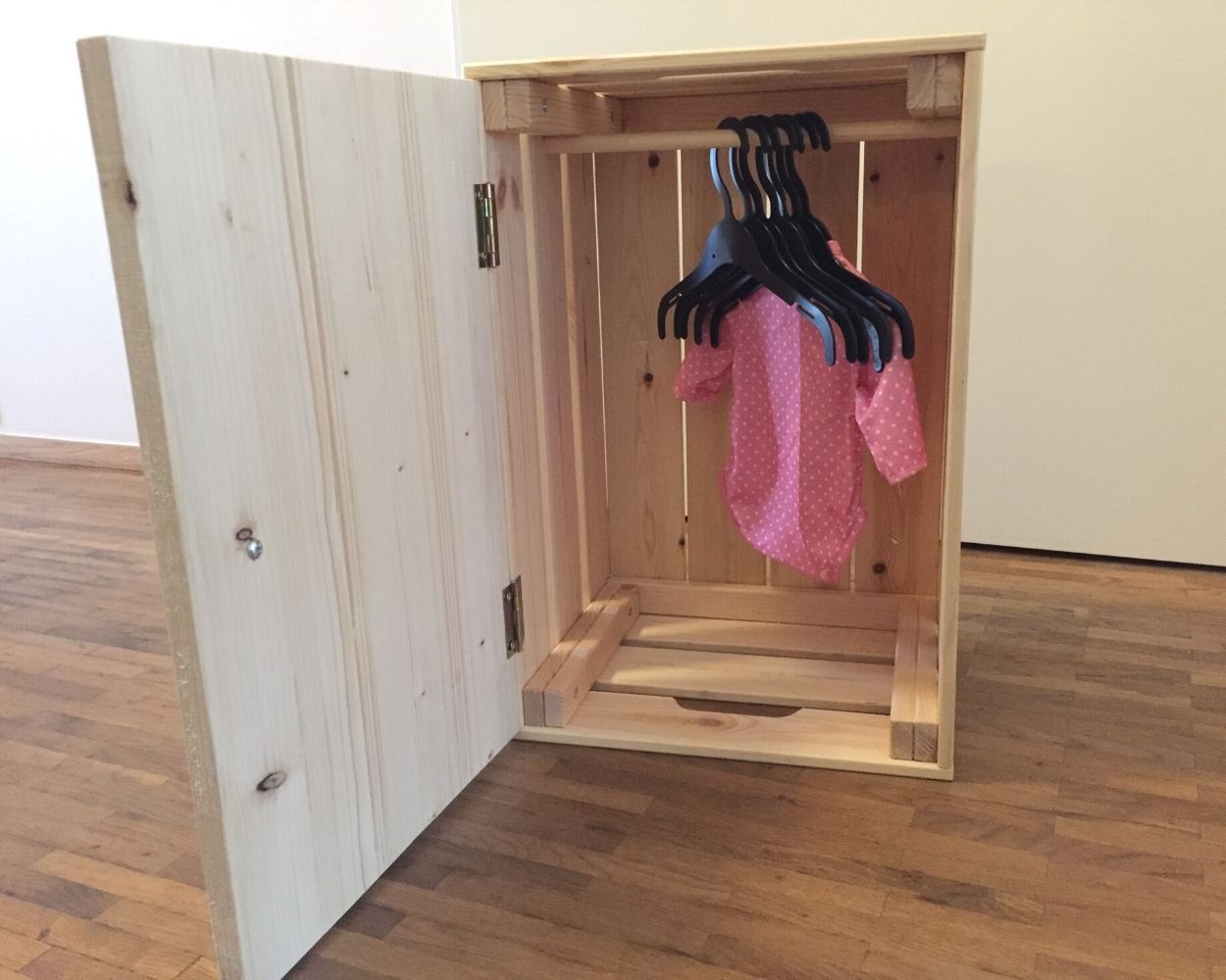 Puppenschrank selber bauen Innenansicht Build your own doll's wardrobe from an IKEA box