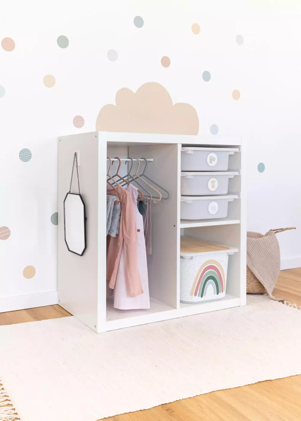Montessori Kleiderschrank aus IKEA Kallax Regal 