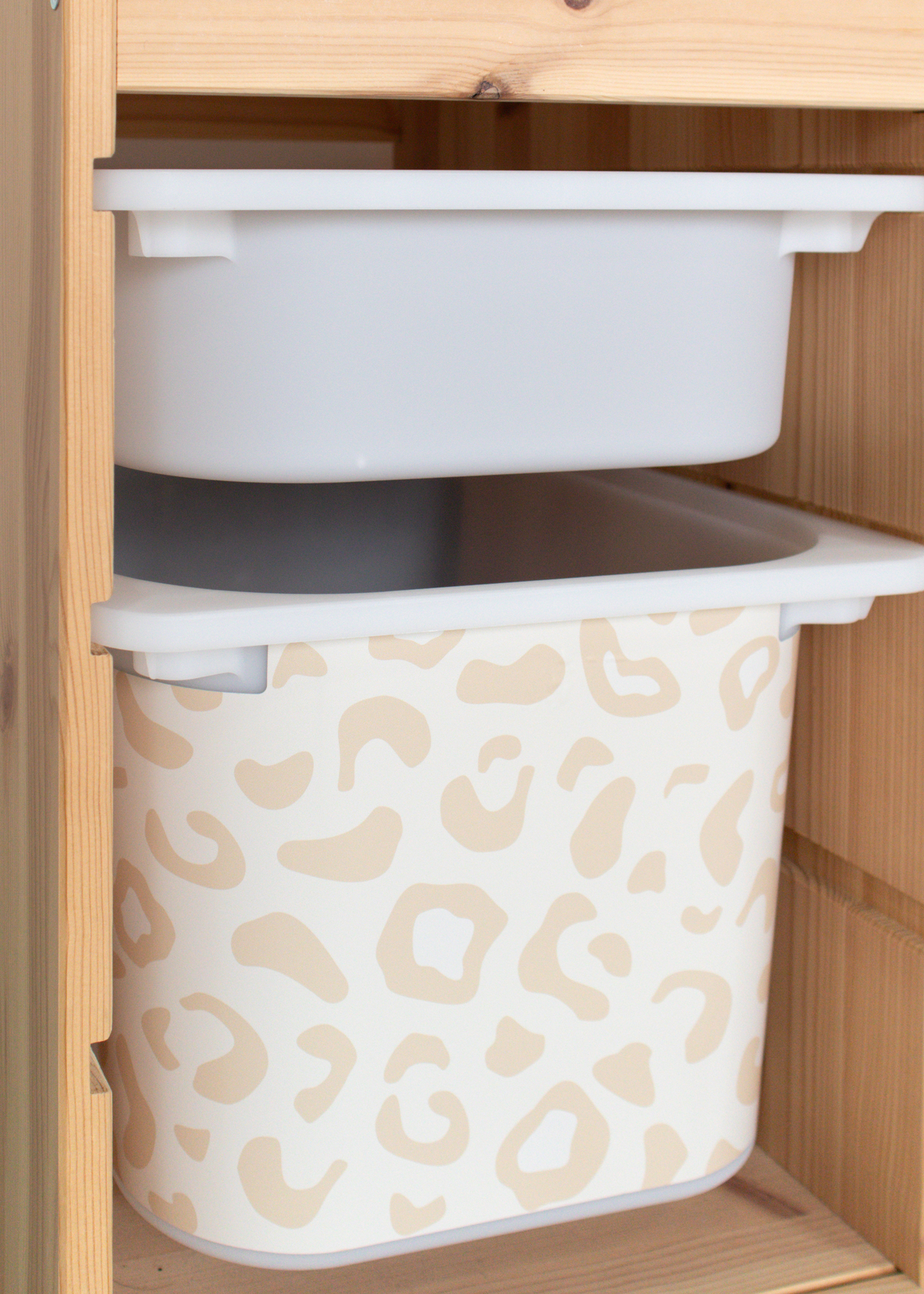 IKEA TROFAST Regal mit wildem Leopardenmuster IKEA TROFAST Regal mit wildem Leopardenmuster dekorieren