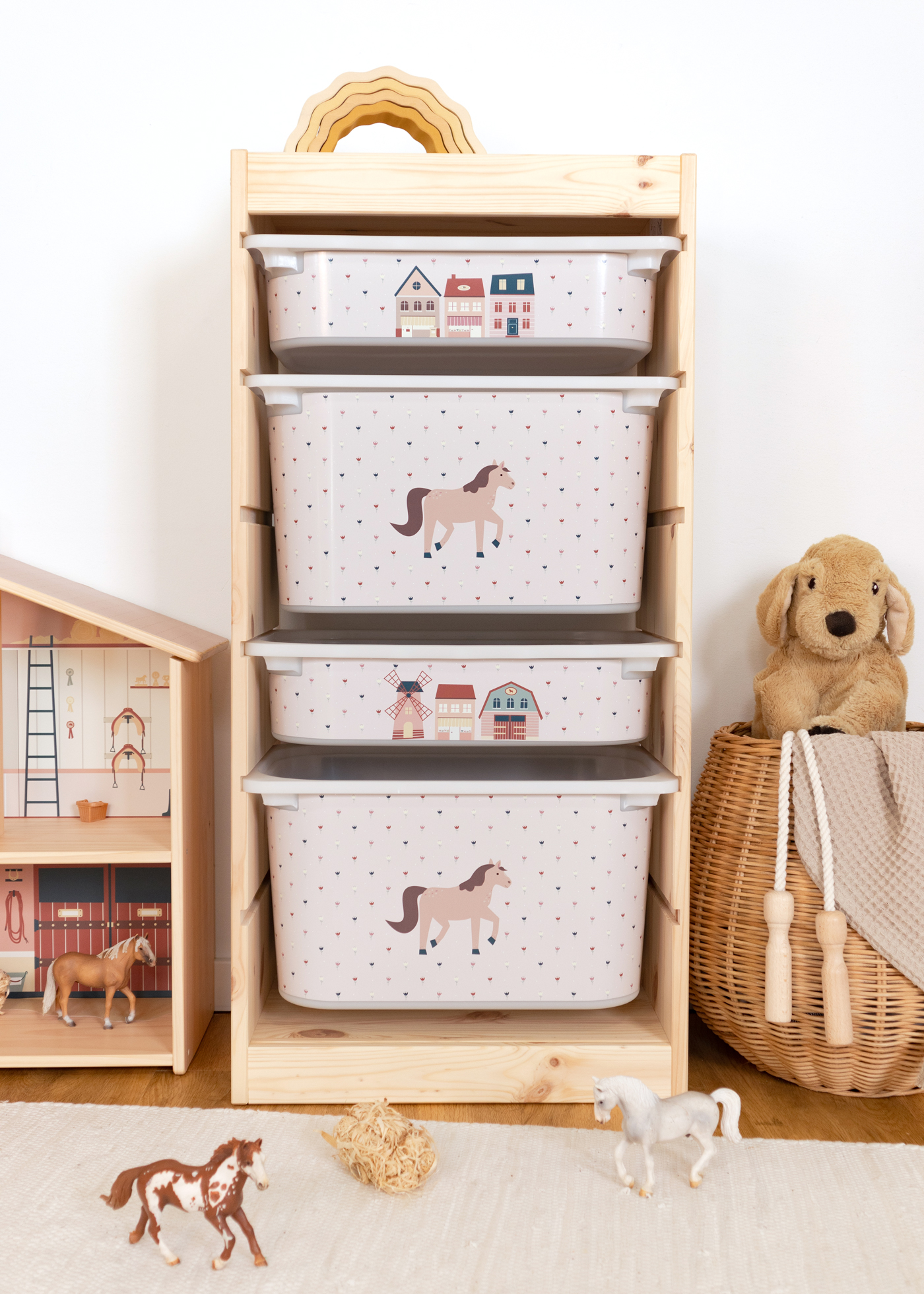 Kinder-Aufbewahrungsbox mit Pferde-Motiv im TROFAST Regal Aufbewahrungsbox im IKEA TROFAST Regal, bedruckt mit einem großen, bunten Pferd für das Kinderzimmer.